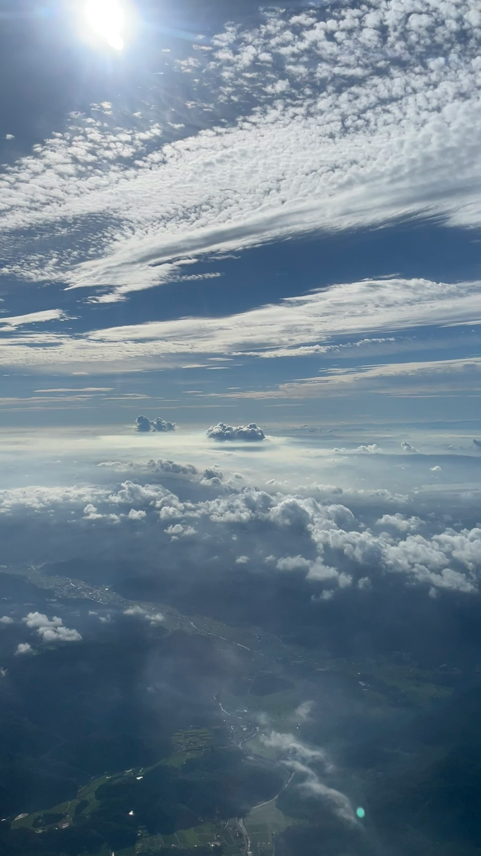 Vista aérea del cielo azul y nubes con luz solar