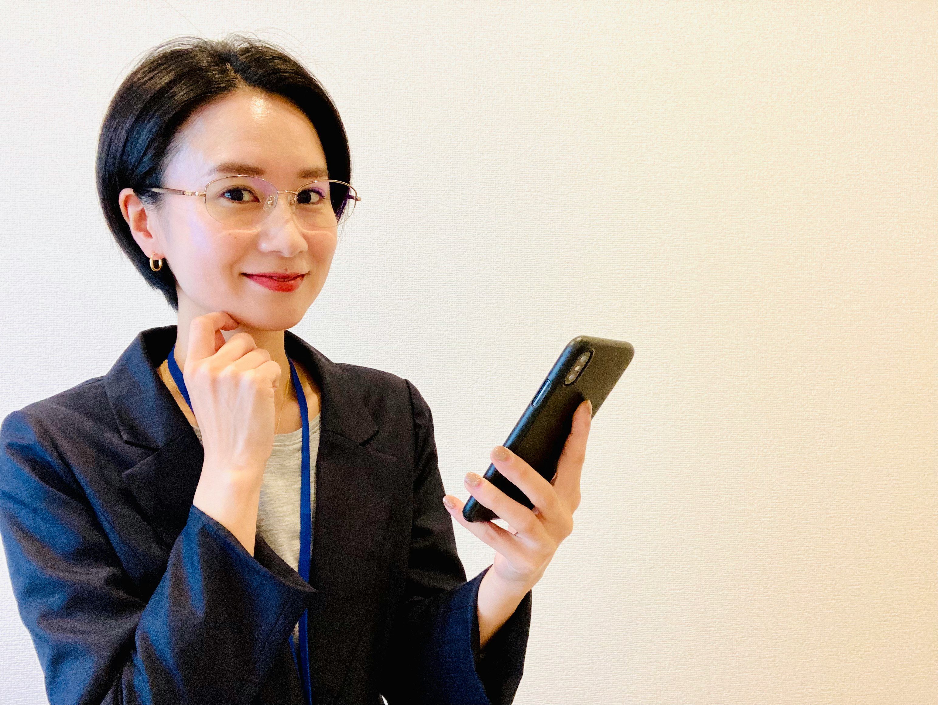 微笑的商務女性手持手機