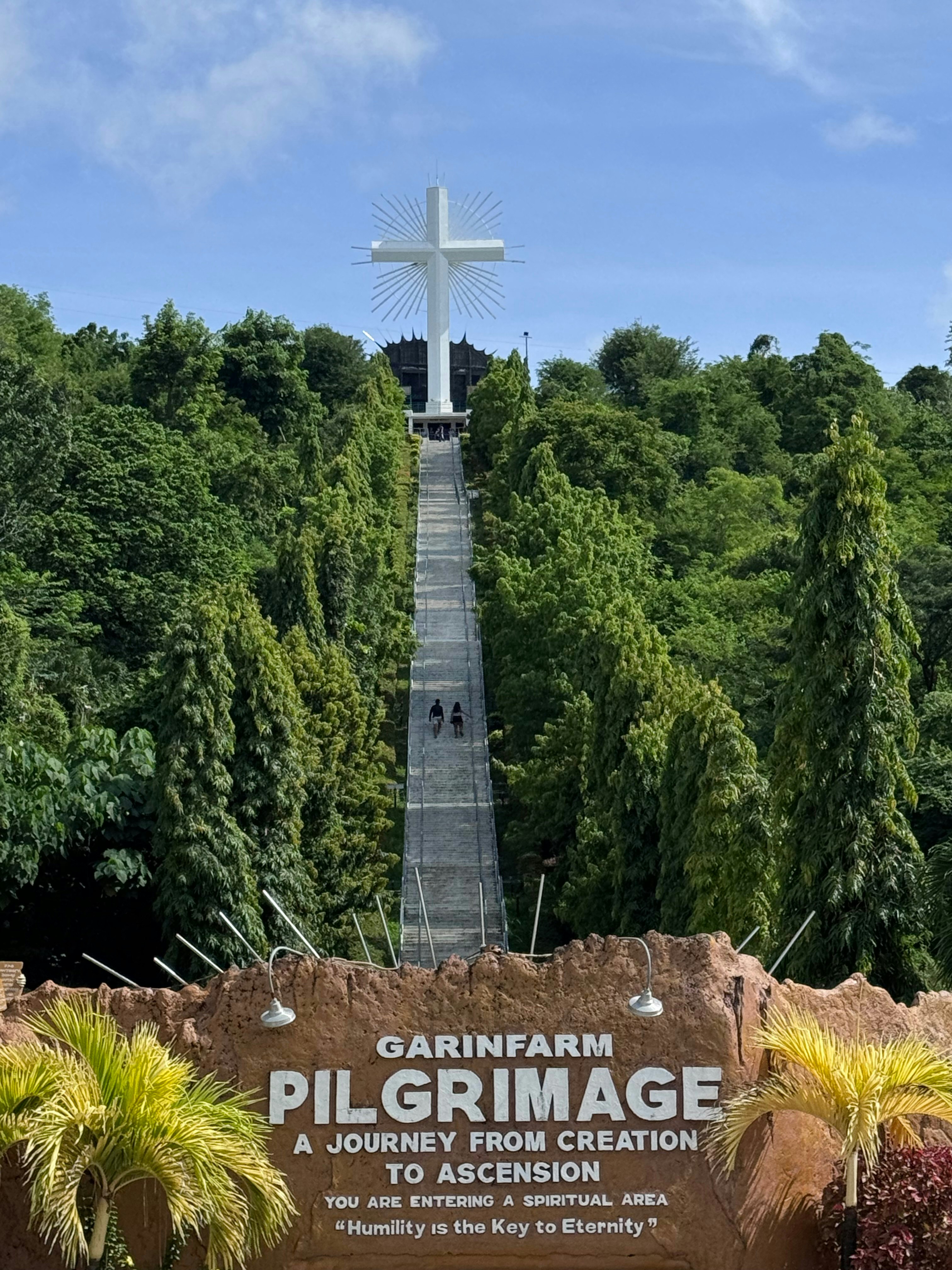 熱帯の緑に囲まれた「GARINFARM PILGRIMAGE」記念碑のある入口