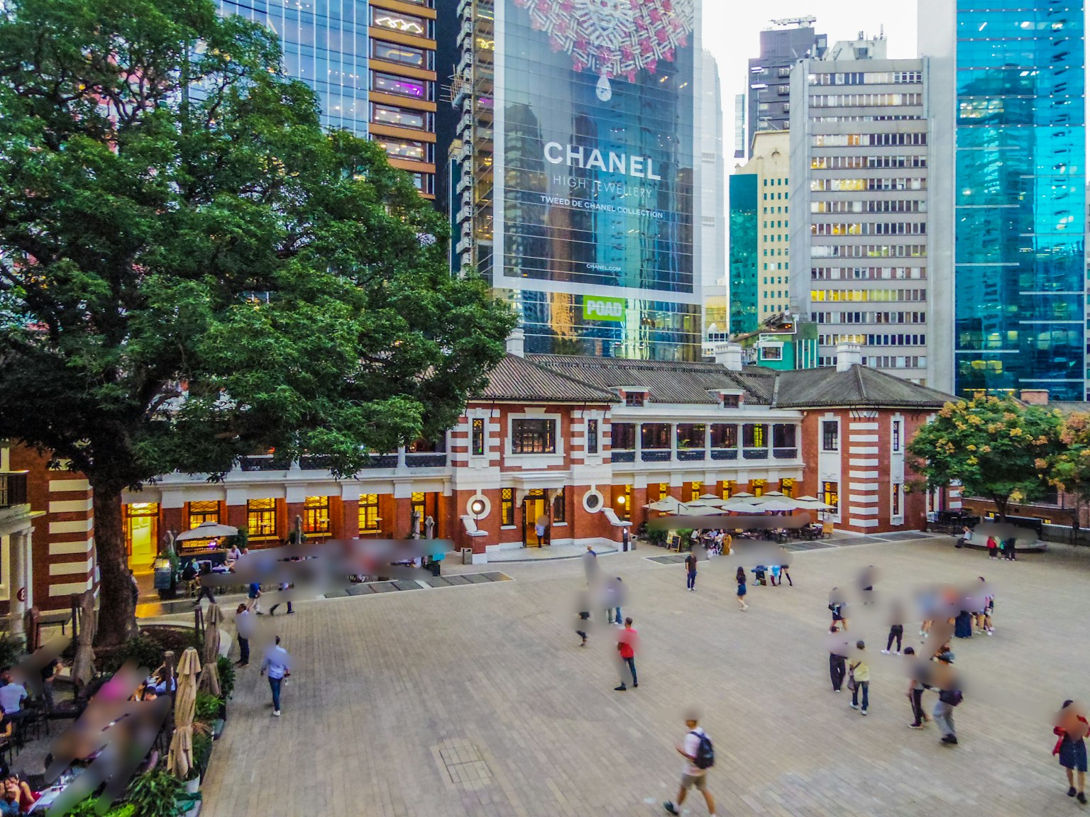 Vista di un edificio storico a Hong Kong circondato da grattacieli moderni