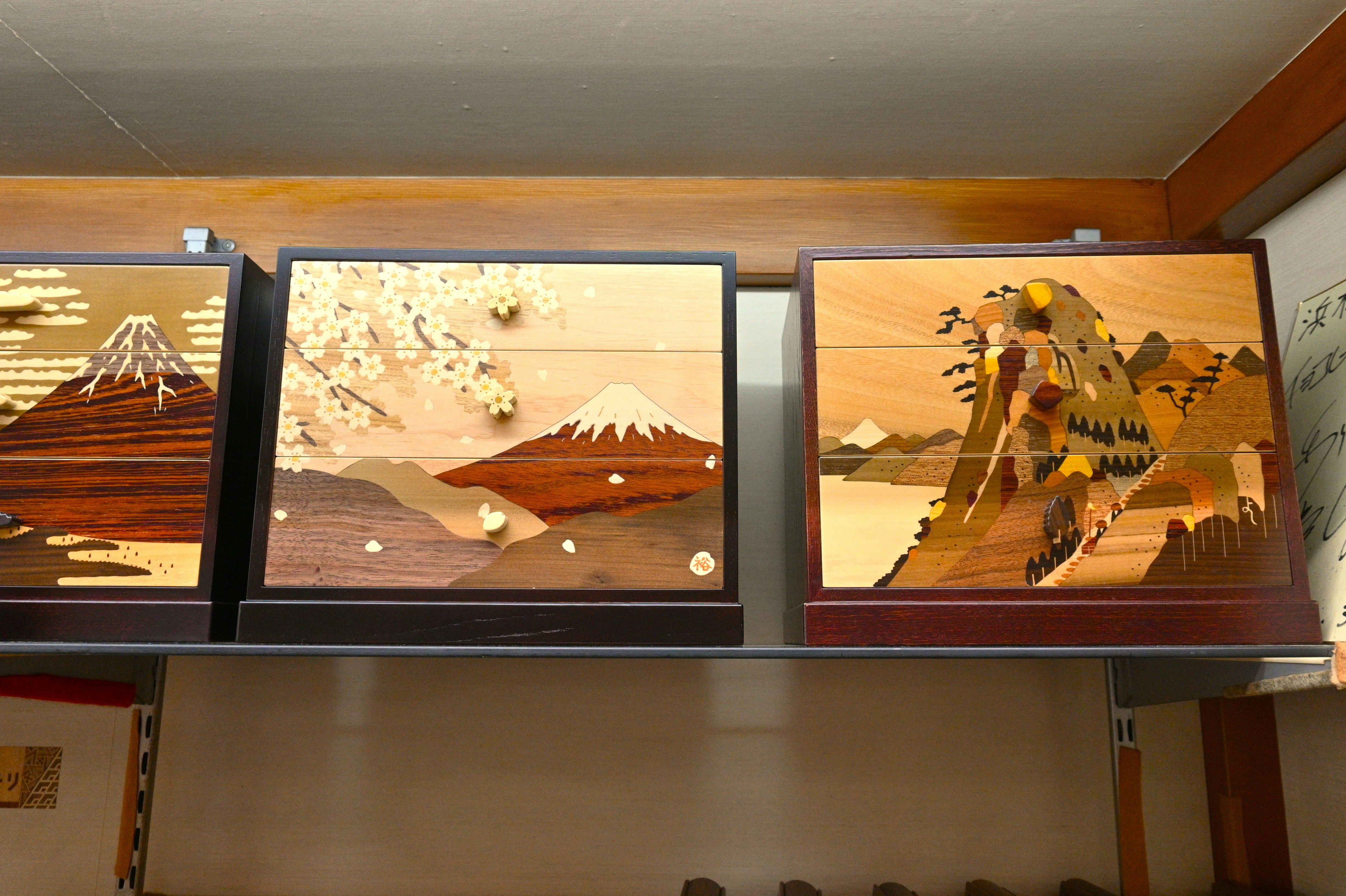 Panneaux d’art encadrés en bois avec des montagnes et des feuilles d’automne