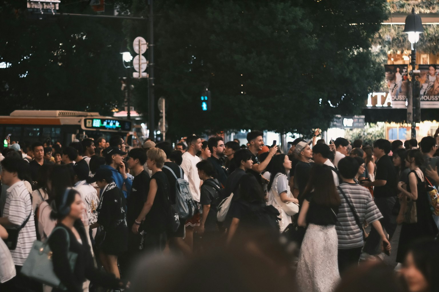 Multitud de personas en el cruce de Shibuya por la noche