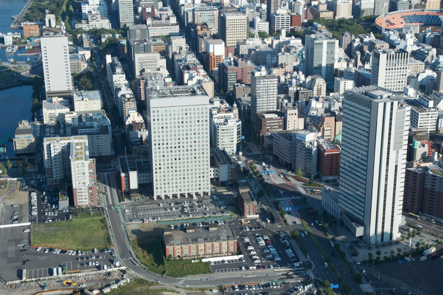 Vue aérienne d'une ville avec de grands bâtiments
