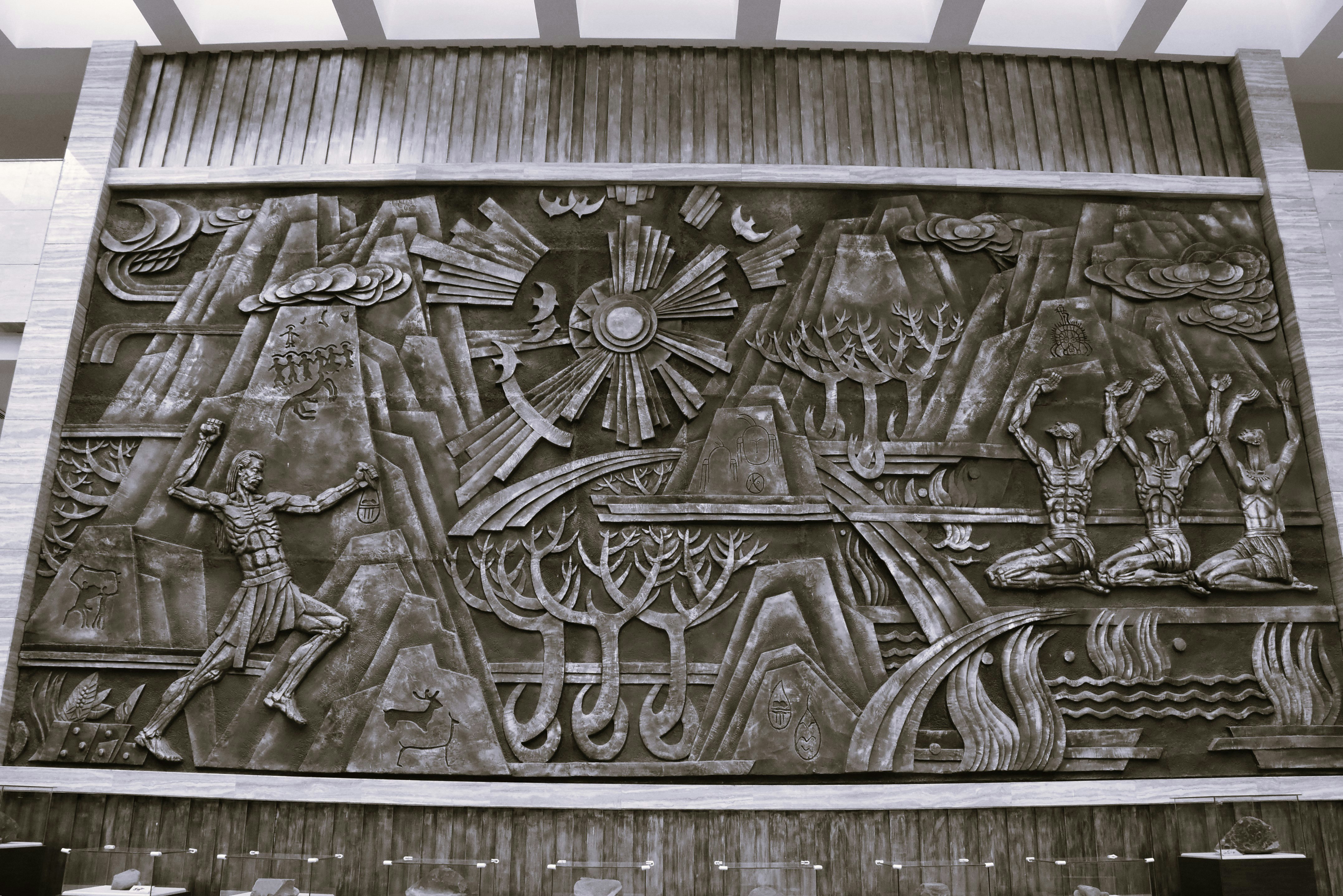 vue de face d’un grand bas-relief sculpté sur un mur en pierre