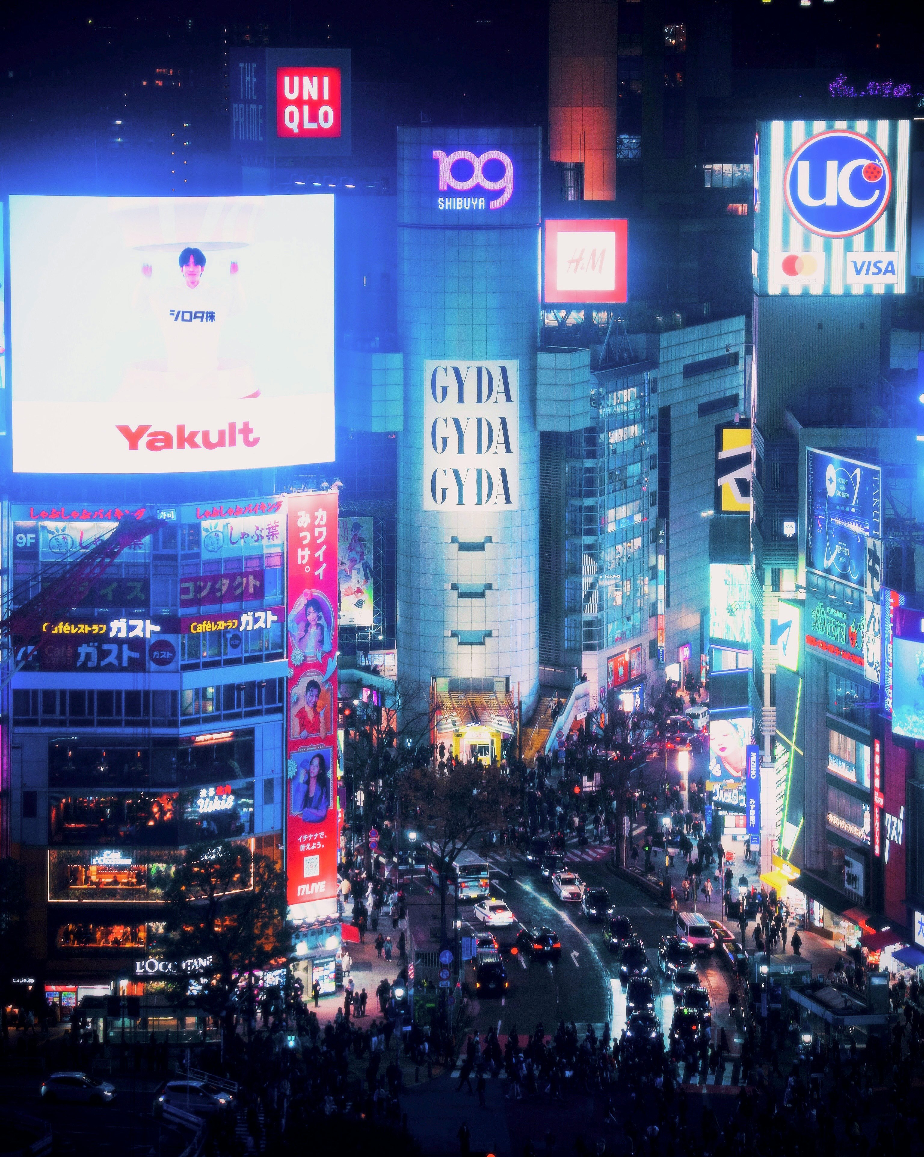 新宿の繁華街の夜景 明るいネオン看板と人々の群れ