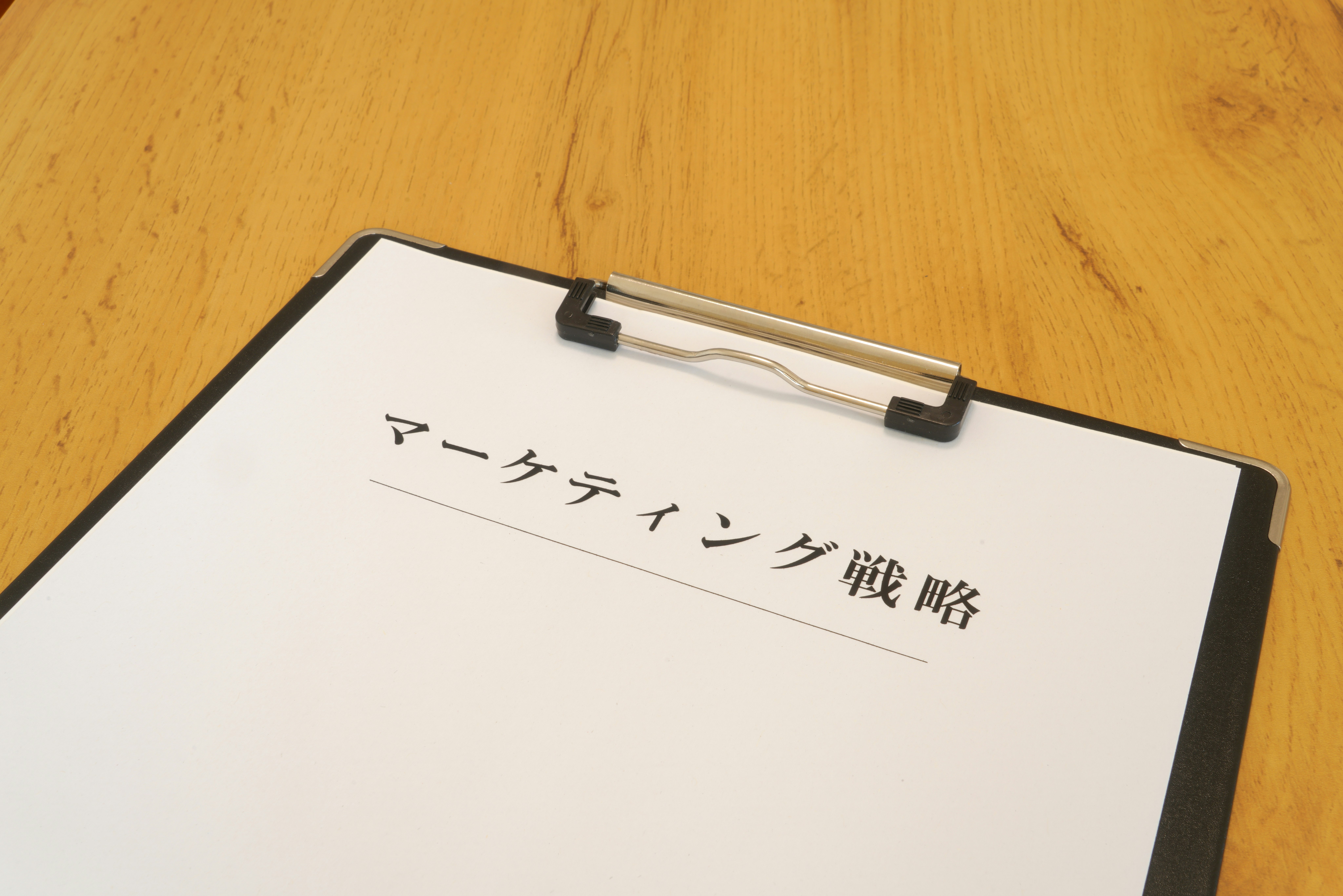 pense-bête sur un bureau avec note manuscrite