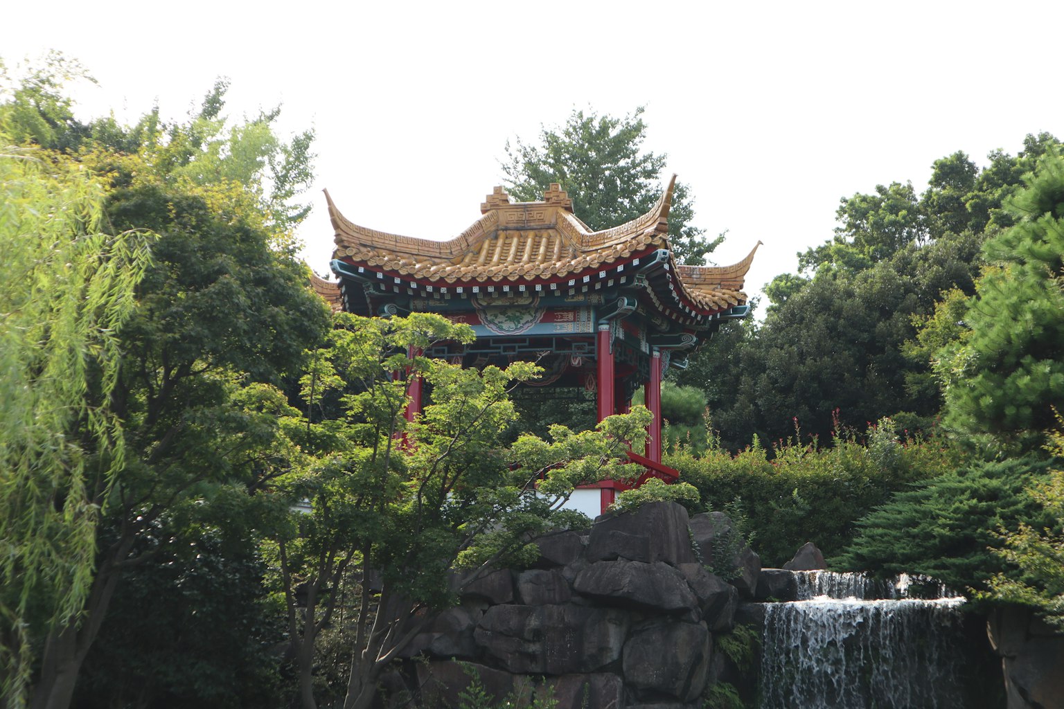 Traditionelles Gebäude in einem schönen japanischen Garten mit einem Wasserfall
