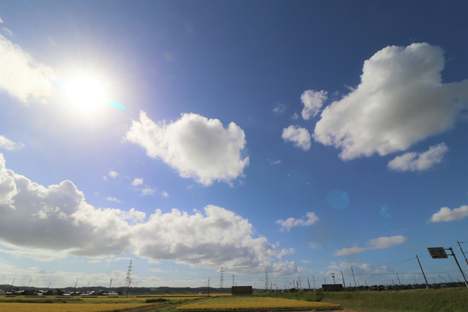 Amplio paisaje con sol y nubes Cielo azul con nubes blancas