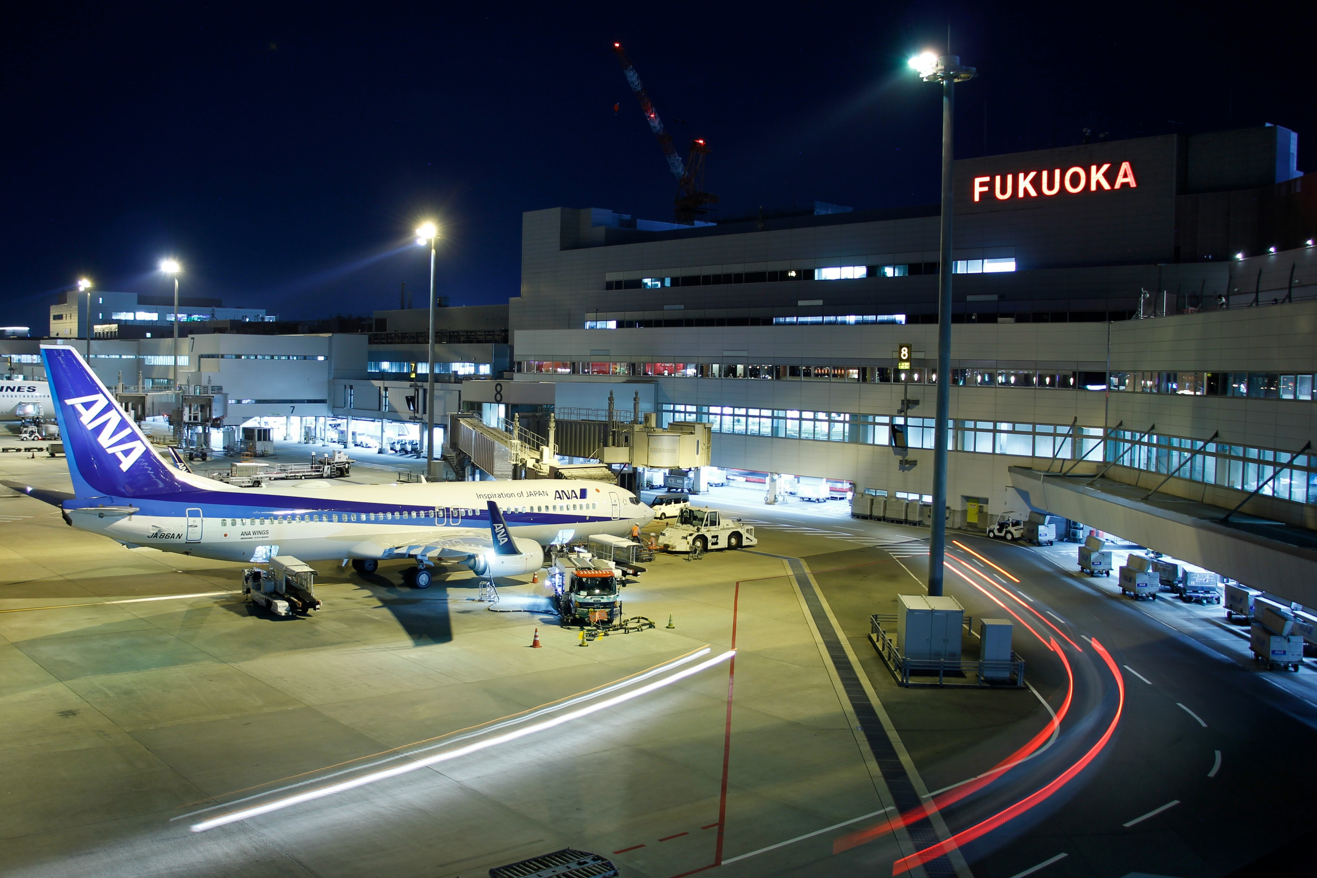夜の福岡空港の滑走路と駐機場のデッキ風景