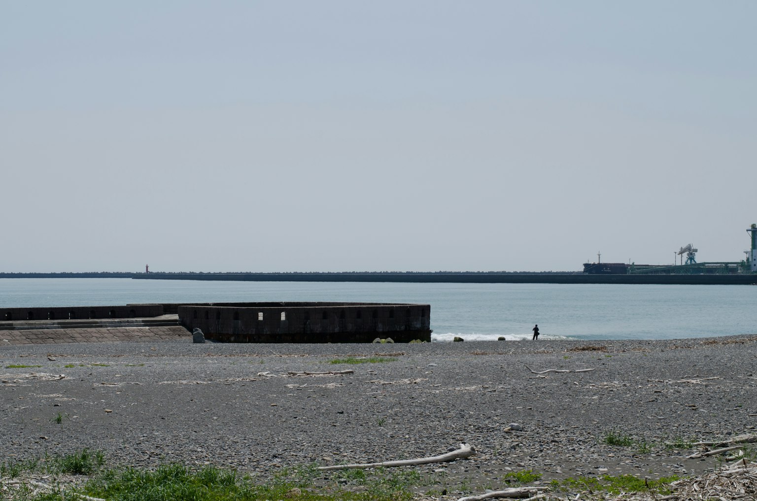 海岸线景观，带有卵石海滩和宁静的海洋