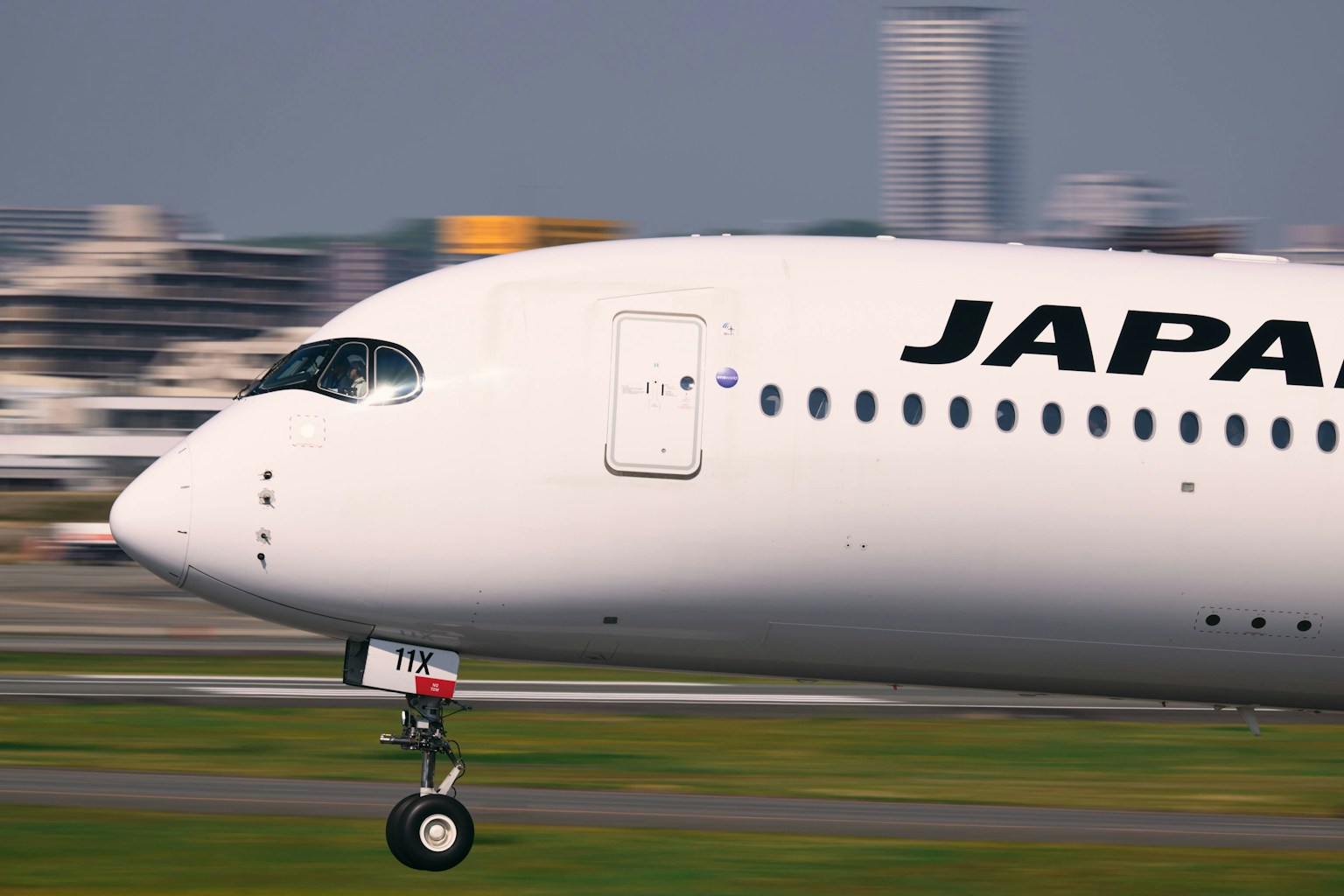 Avión de Japan Airlines rodando por la pista