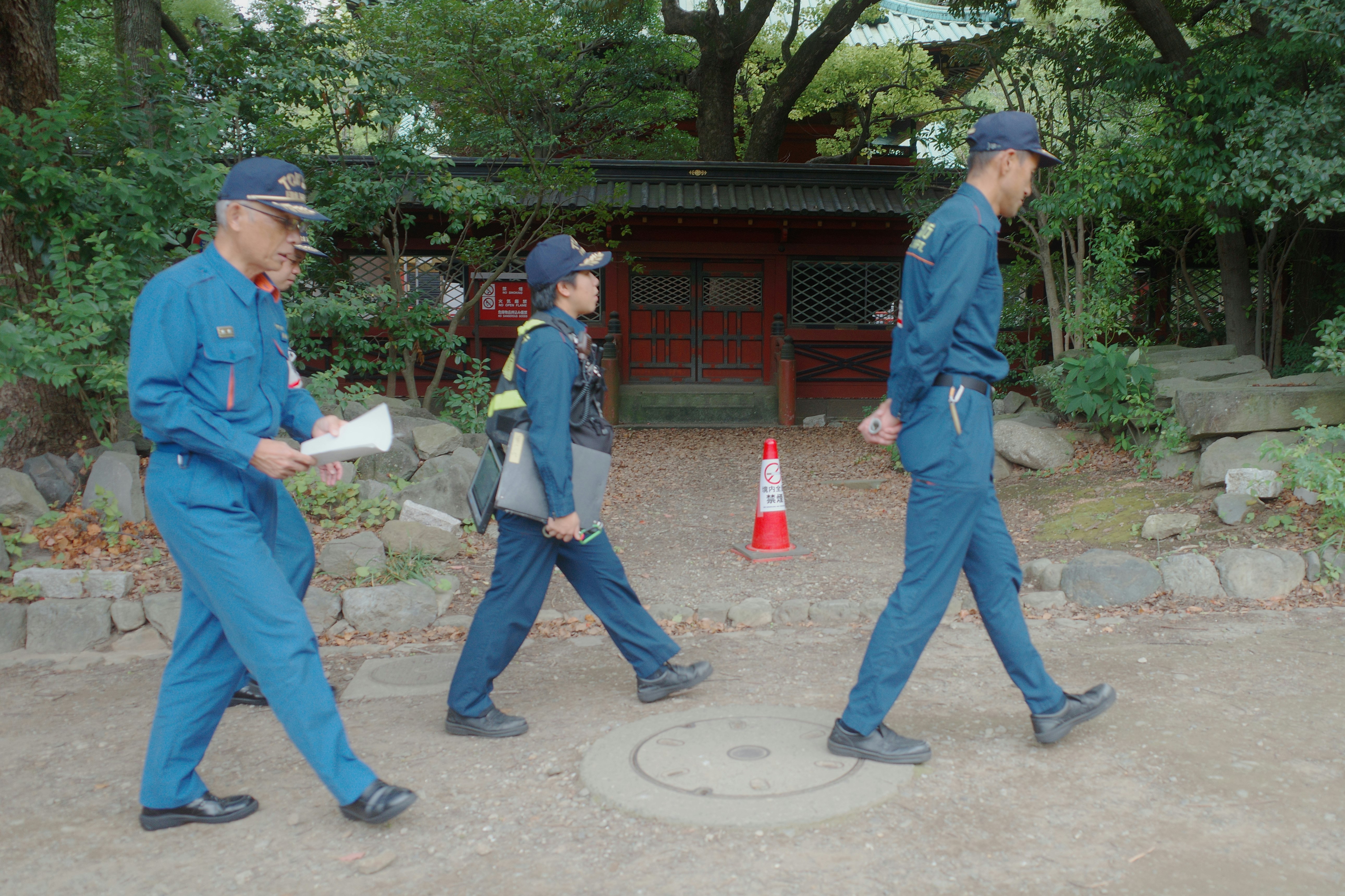 庭園の小道を歩く作業員たち
