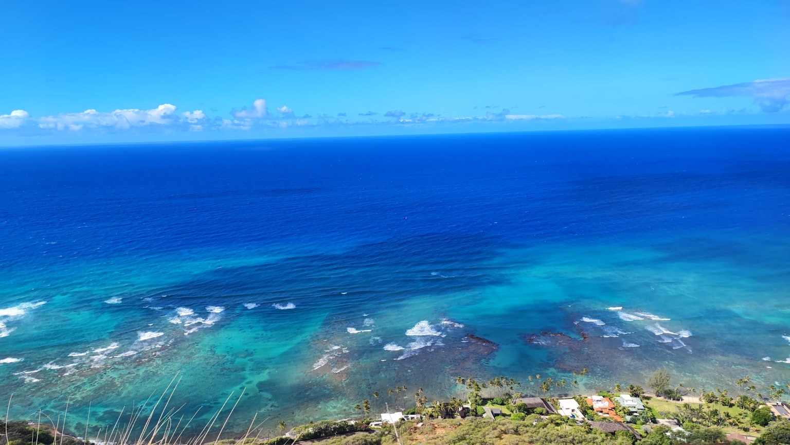Océan bleu vibrant avec des vagues blanches et une côte rocheuse