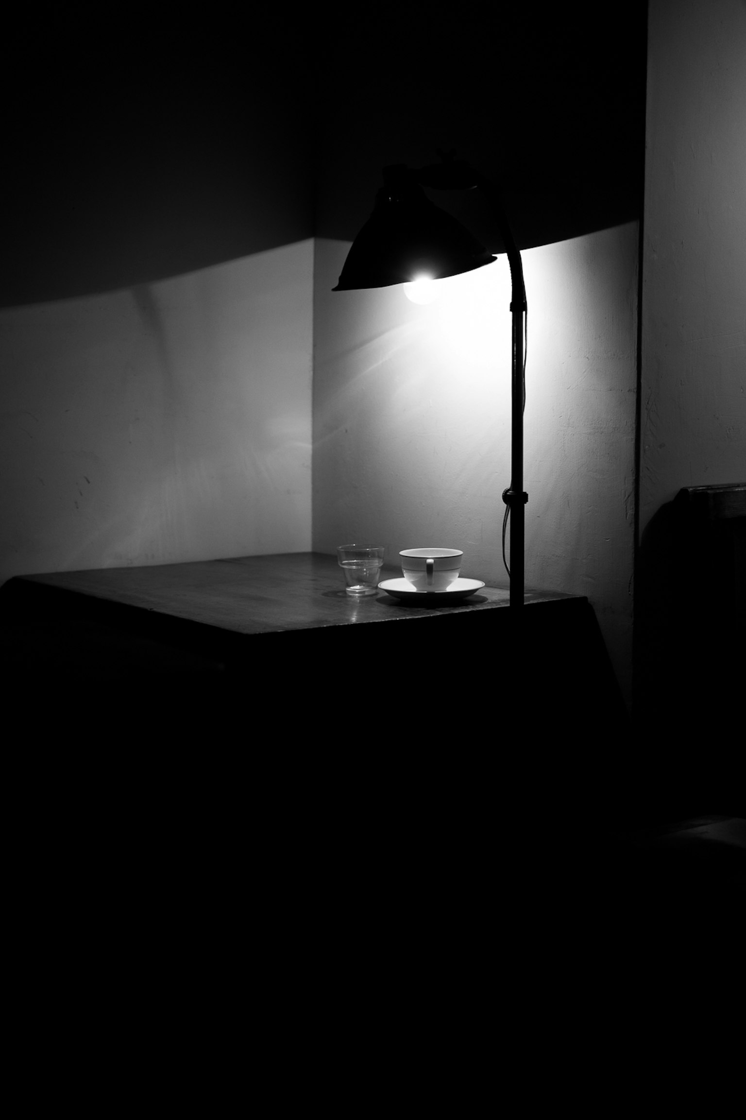 Silhouette d'une table et d'une lampe dans une pièce sombre
