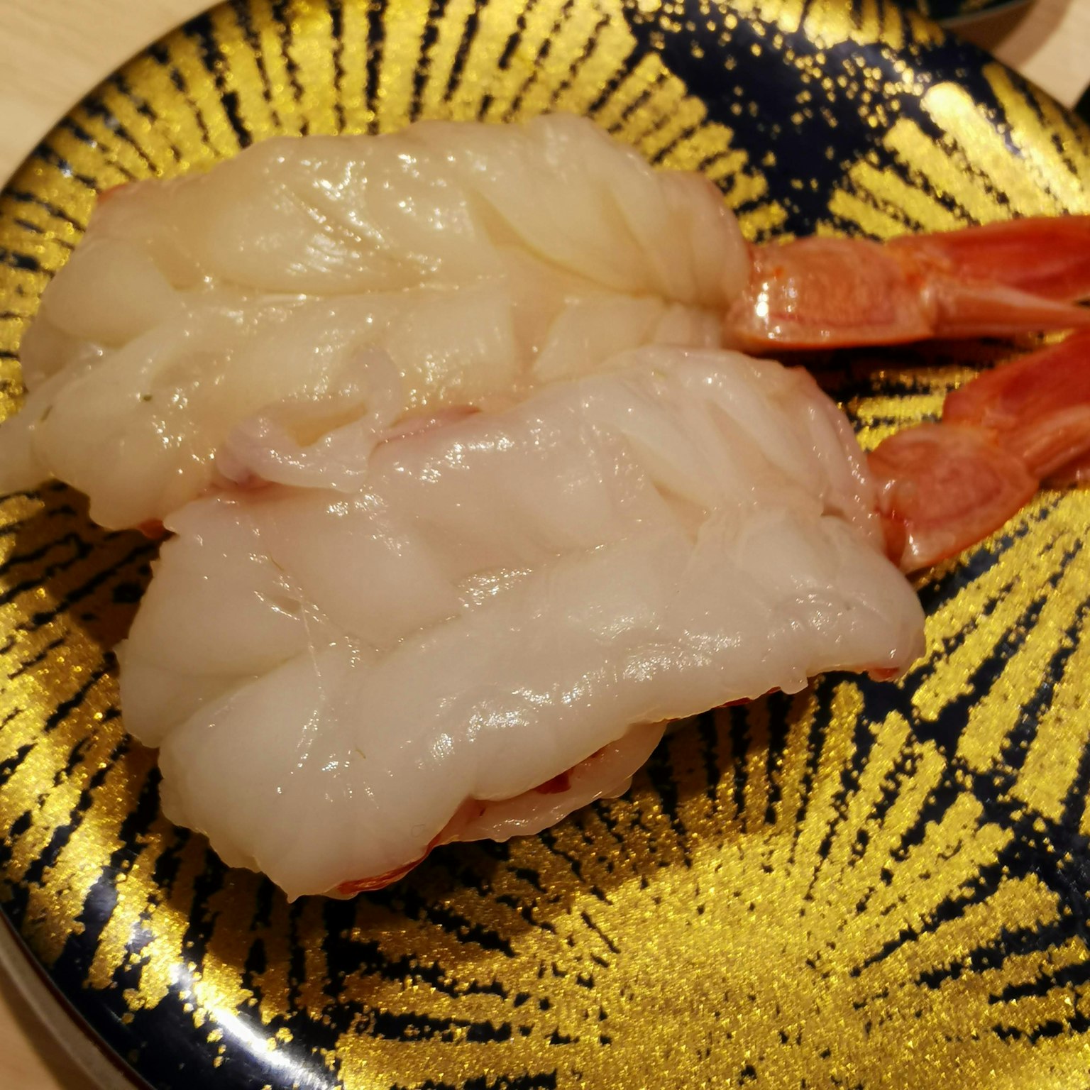 Sashimi di gamberi freschi servito su un piatto decorativo
