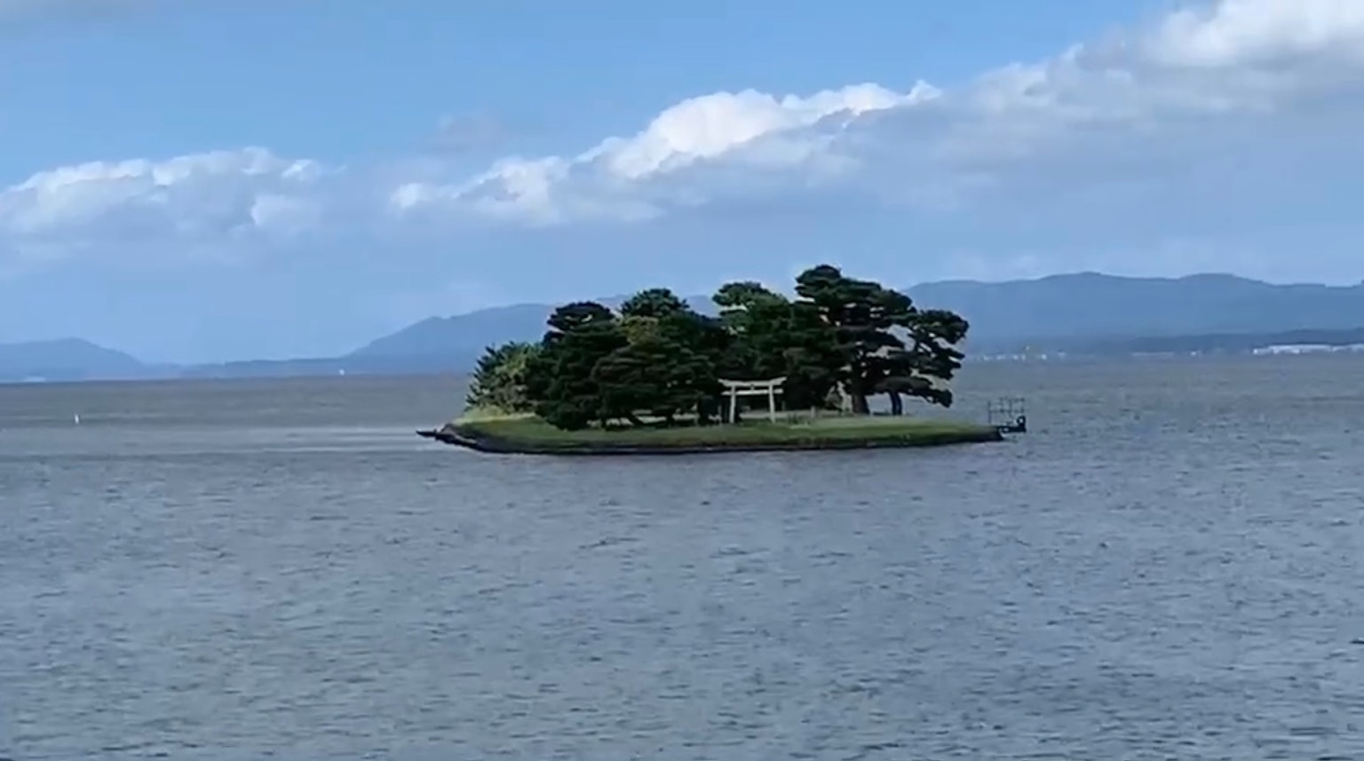 เกาะเล็ก ๆ ที่มีต้นไม้เขียวชอุ่มในทะเล