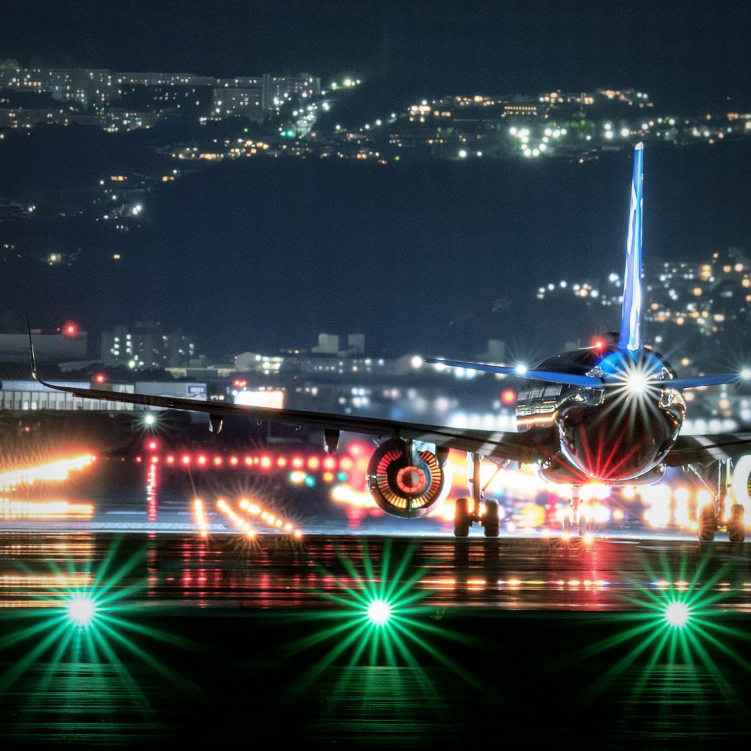 夜間機場停放的飛機和生動的燈光