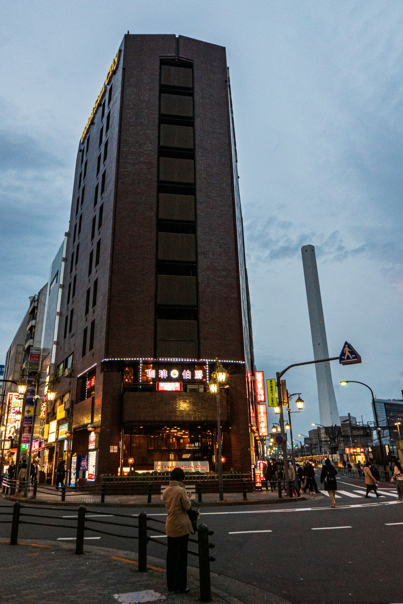 东京街角的高楼在黄昏时分