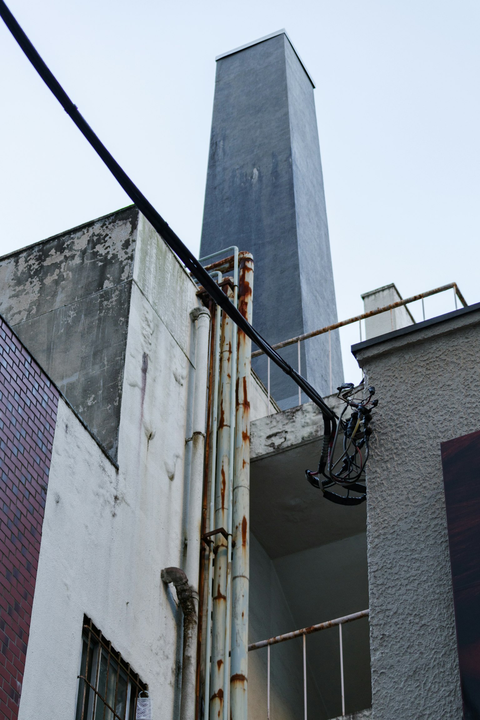 Paysage urbain avec une grande cheminée et des bâtiments anciens