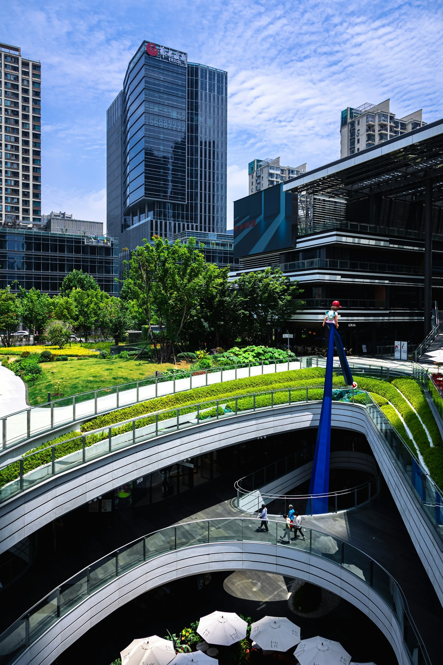 ทิวทัศน์เมืองที่มีความเขียวขจีและสถาปัตยกรรมสมัยใหม่