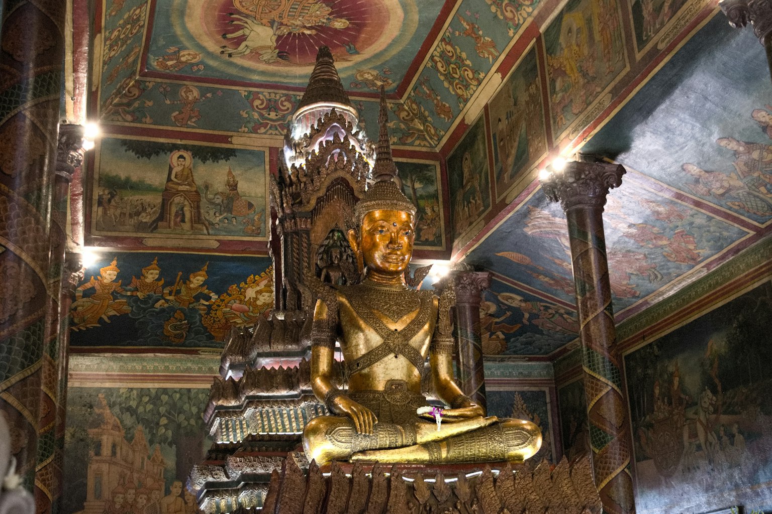 寺廟內部有一尊金色佛像