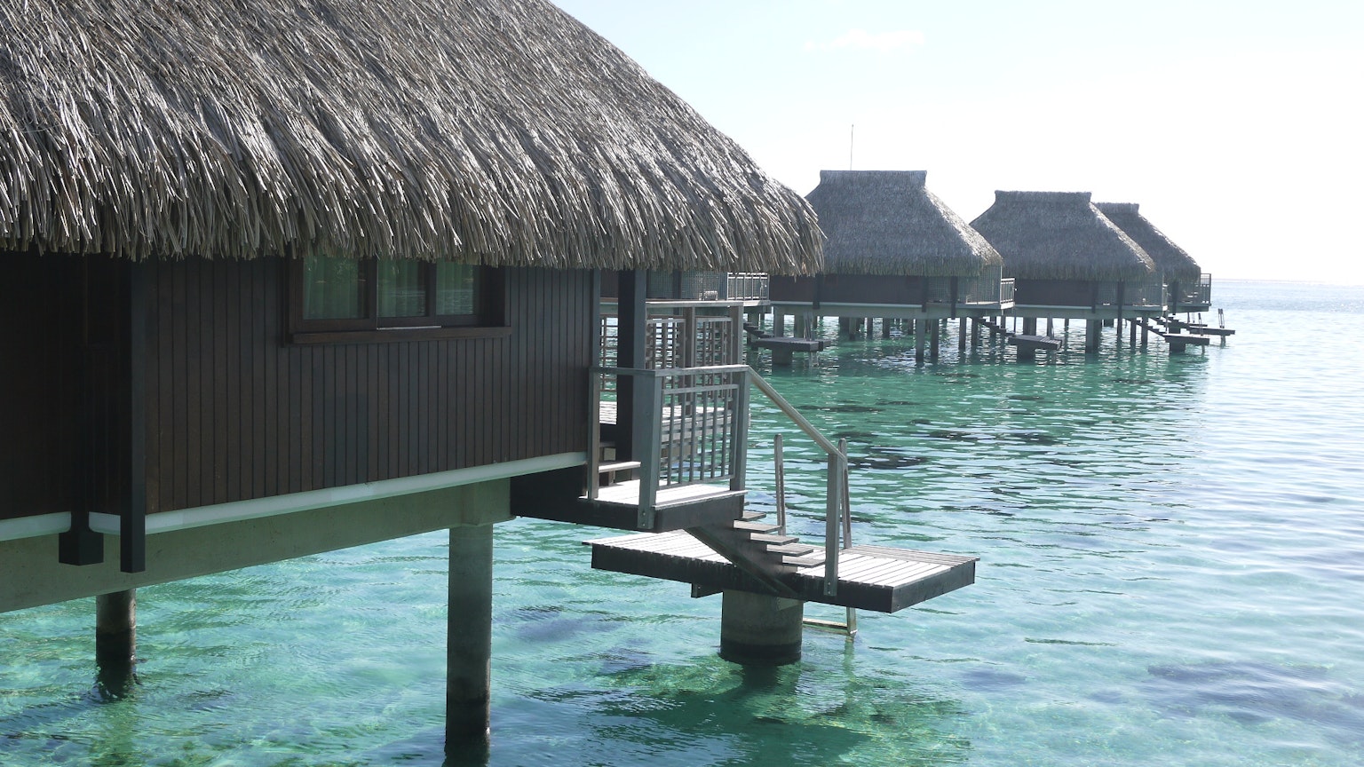 Bungalow sull'acqua e vista sull'oceano cristallino