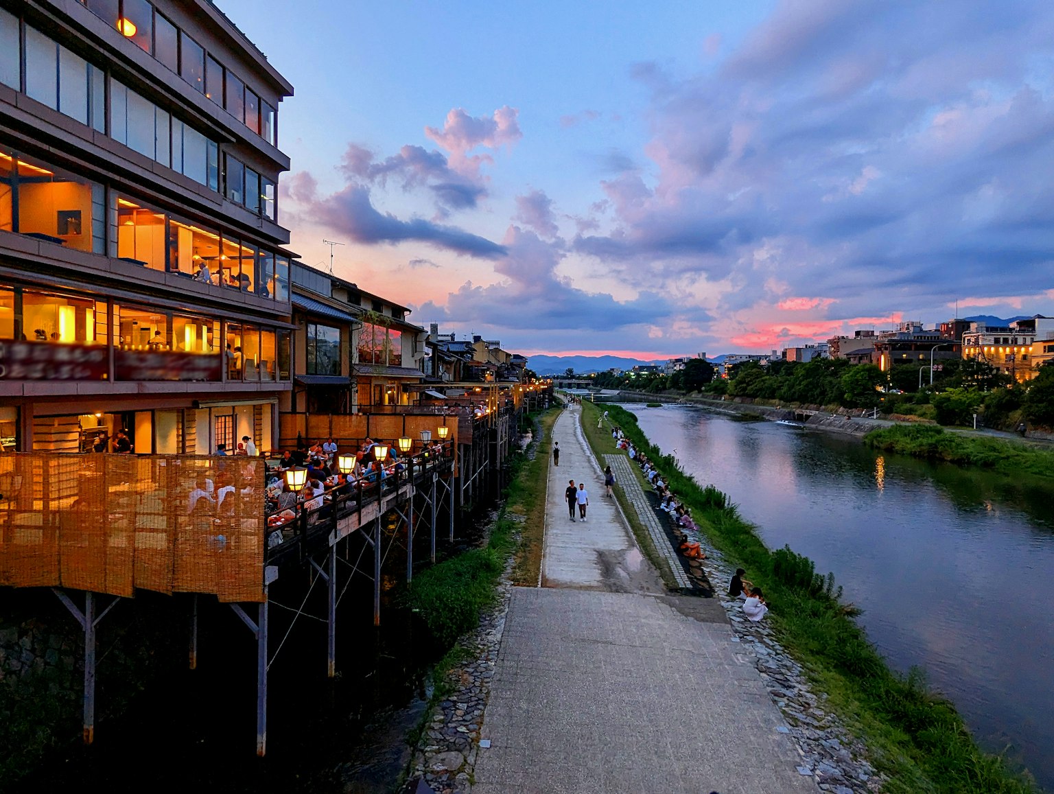 夕阳下的河边建筑和步道