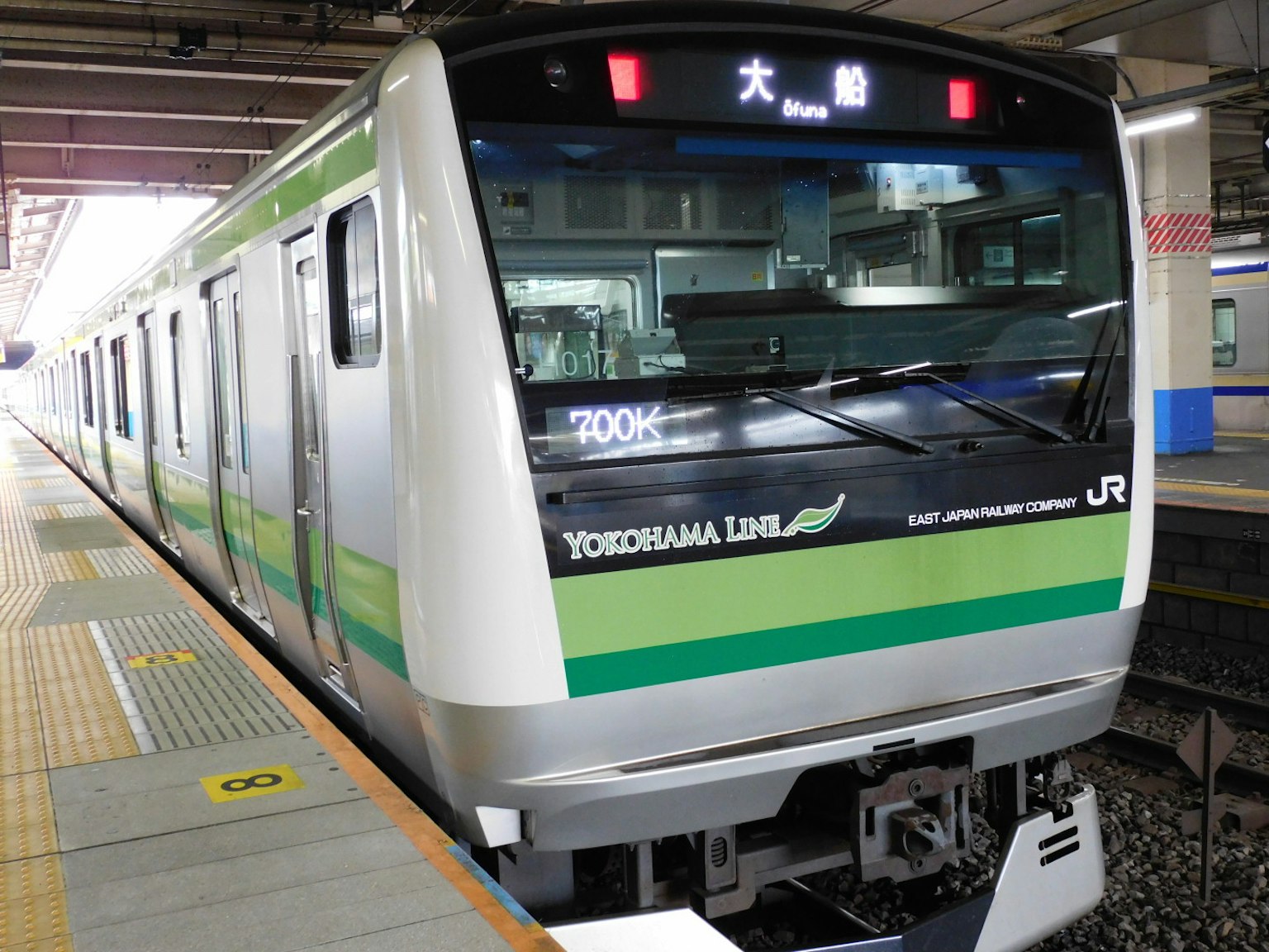 Tren de la línea Yokohama detenido en la estación