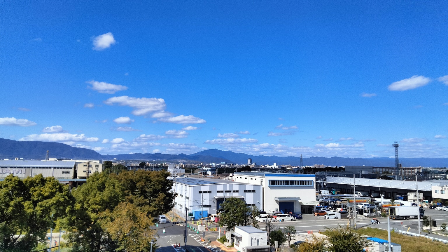 Paisaje de un área industrial con cielo azul y nubes blancas