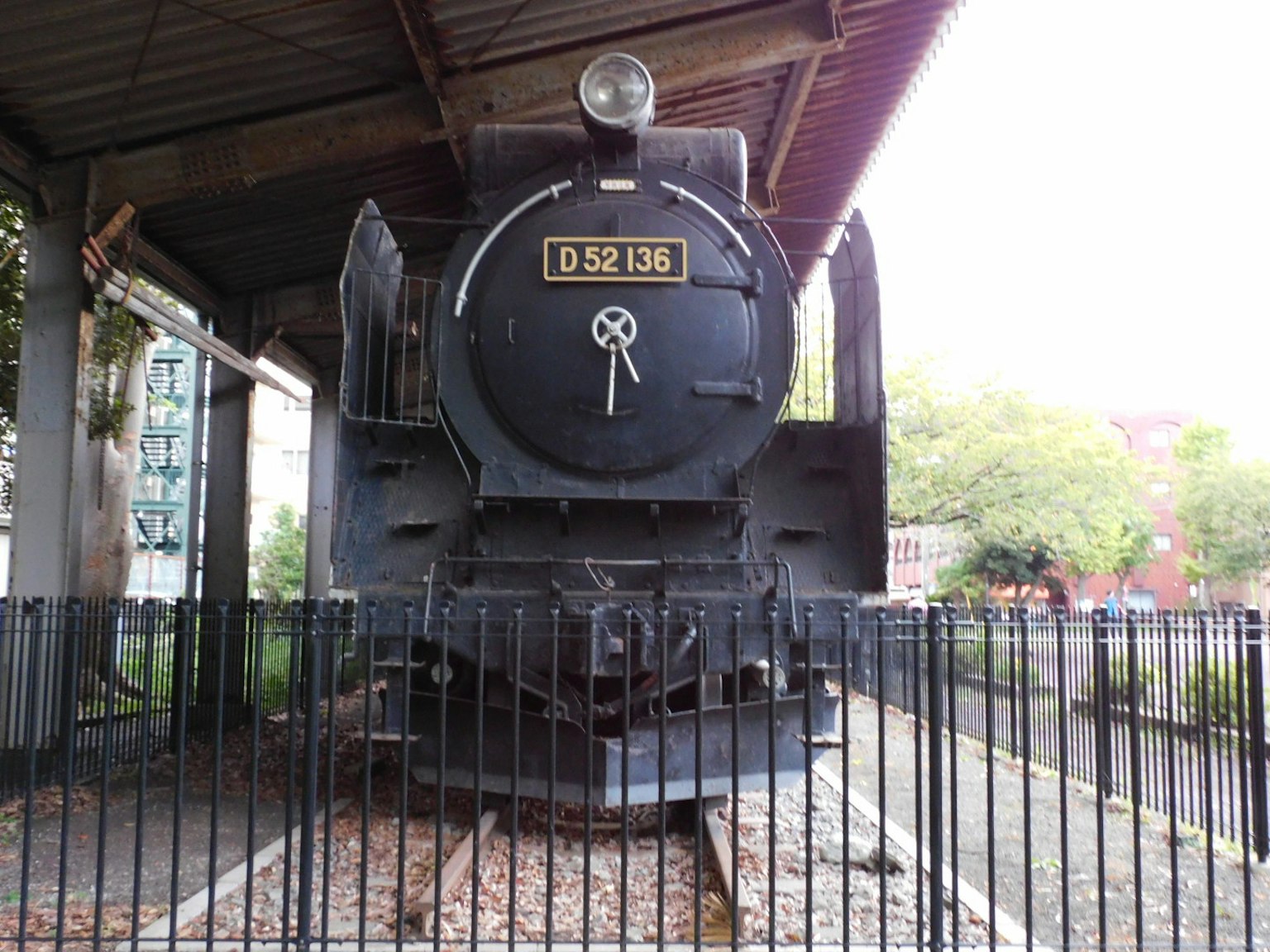 黑色蒸汽機車D52 136在公園展示