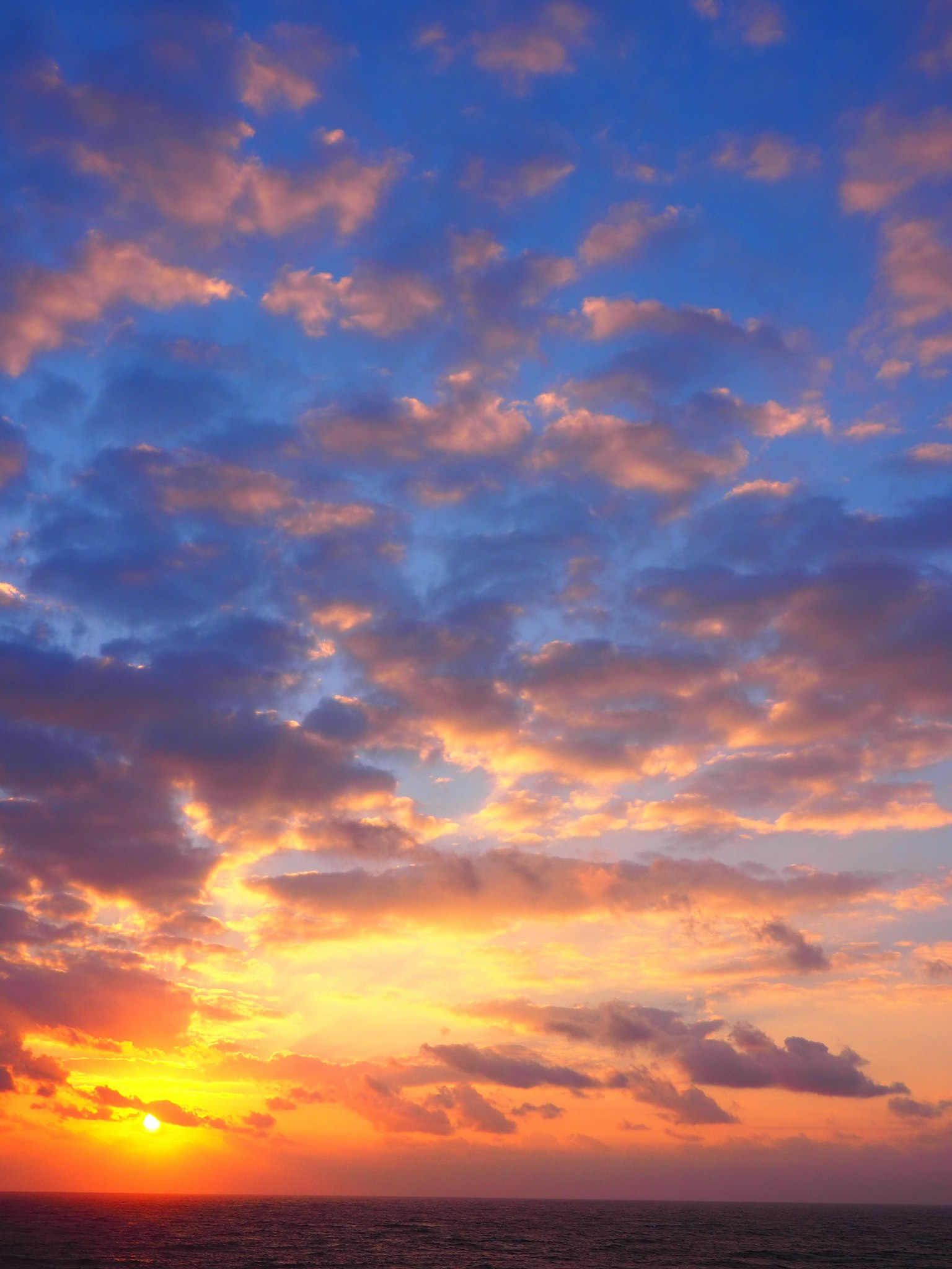 Cielo al atardecer con nubes coloridas
