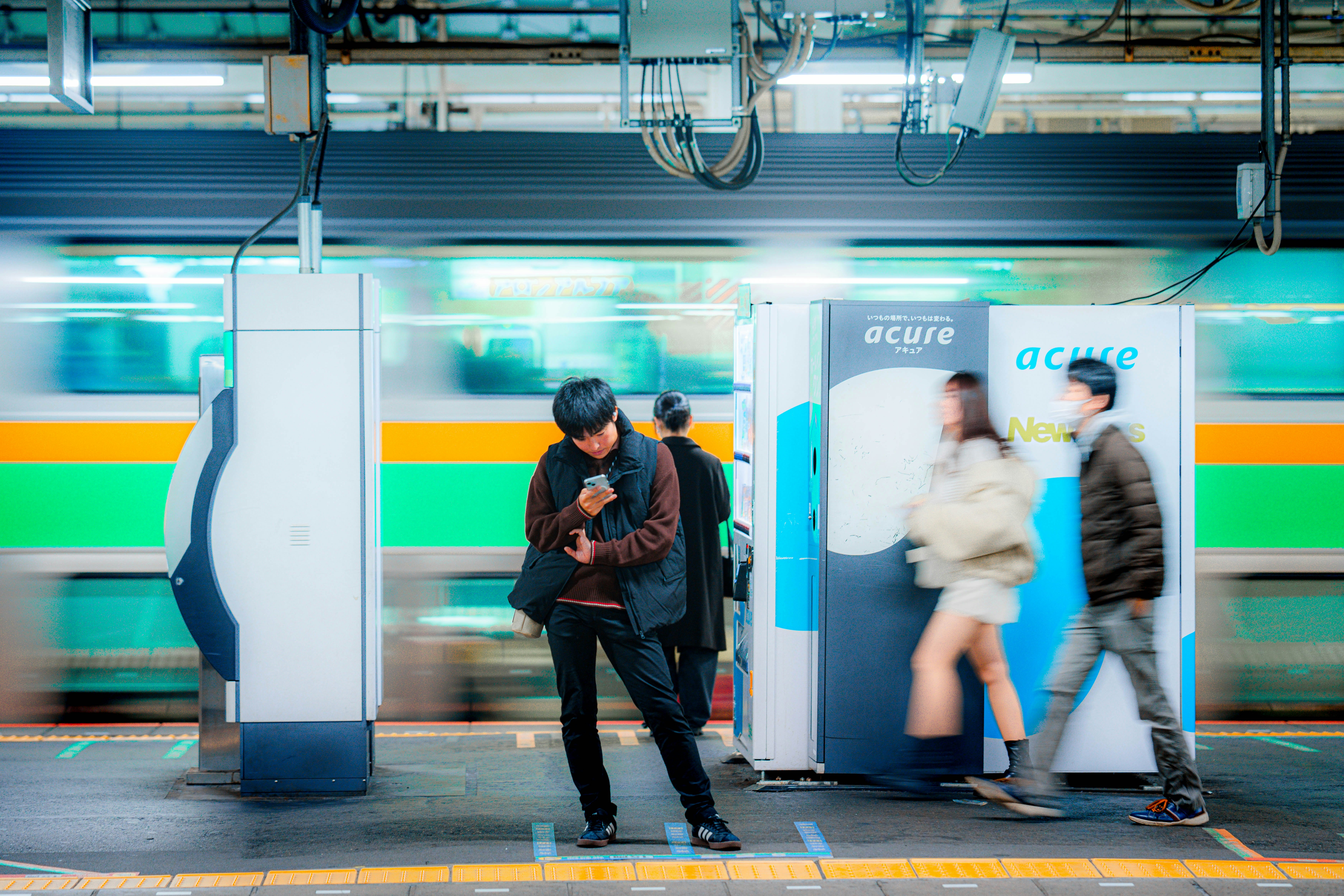 上野駅のホームで行き交う人々の動き