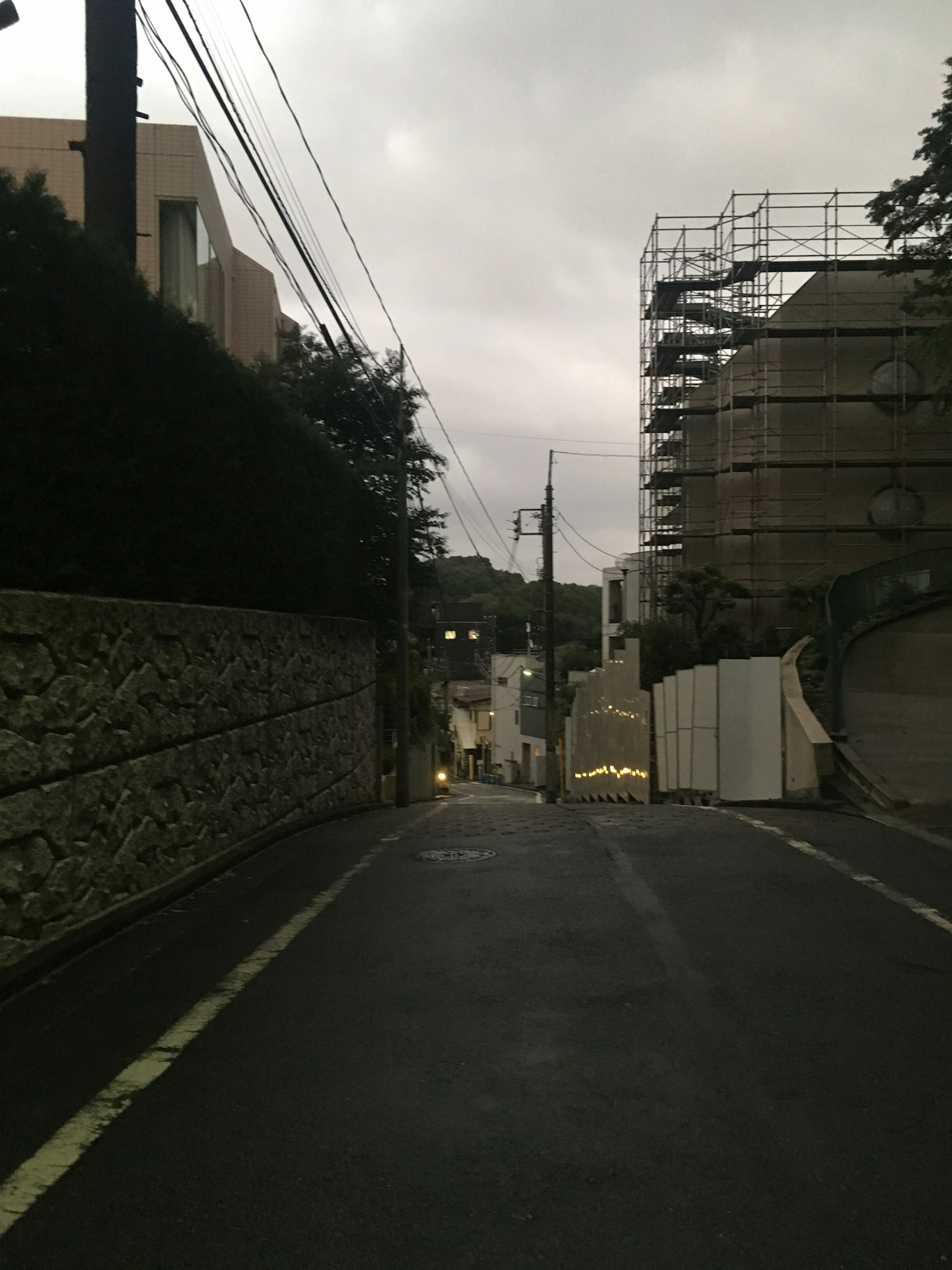 Pemandangan jalan tenang di bawah langit mendung