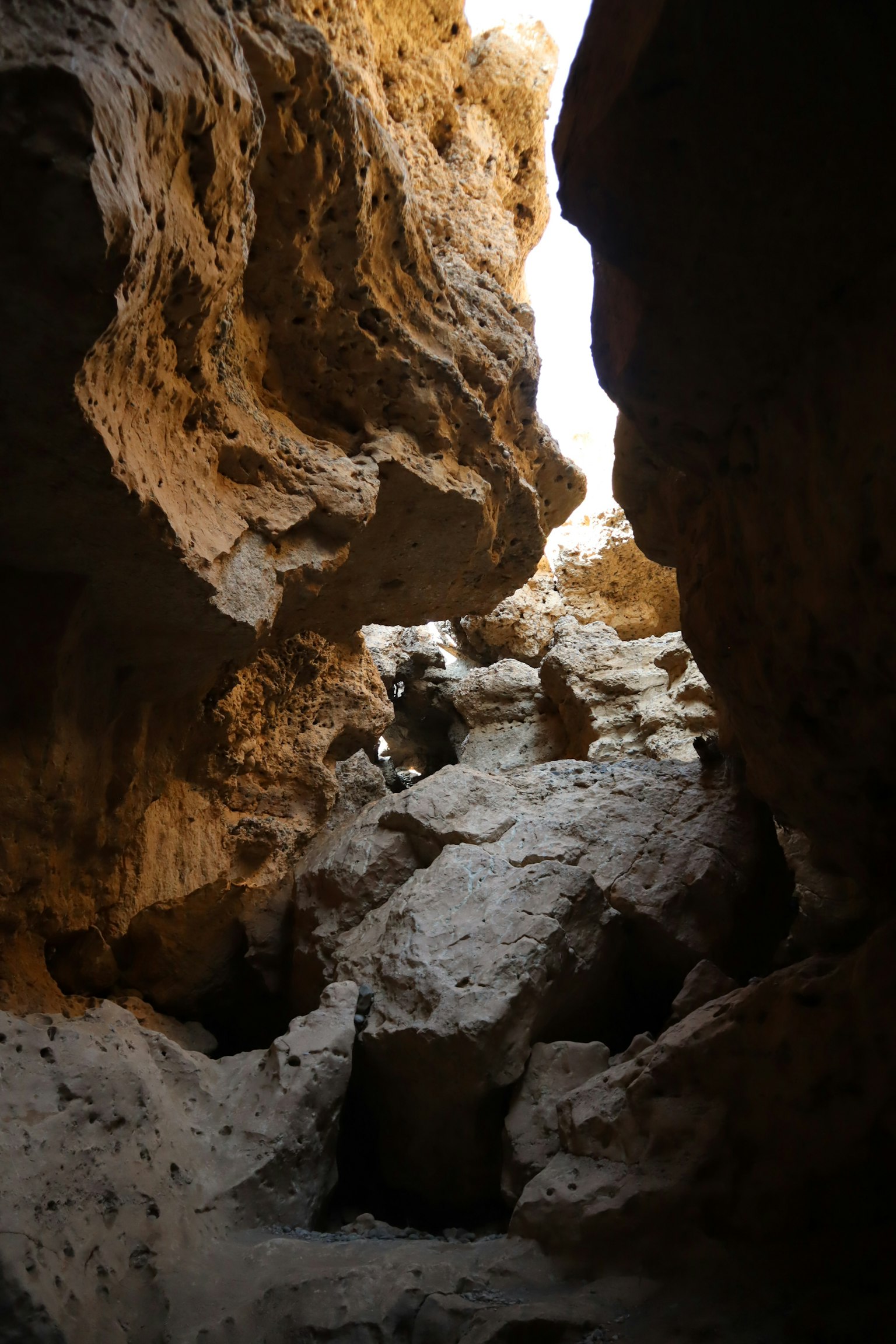Innenansicht einer Höhle mit Licht, das durch enge Felsformationen strömt