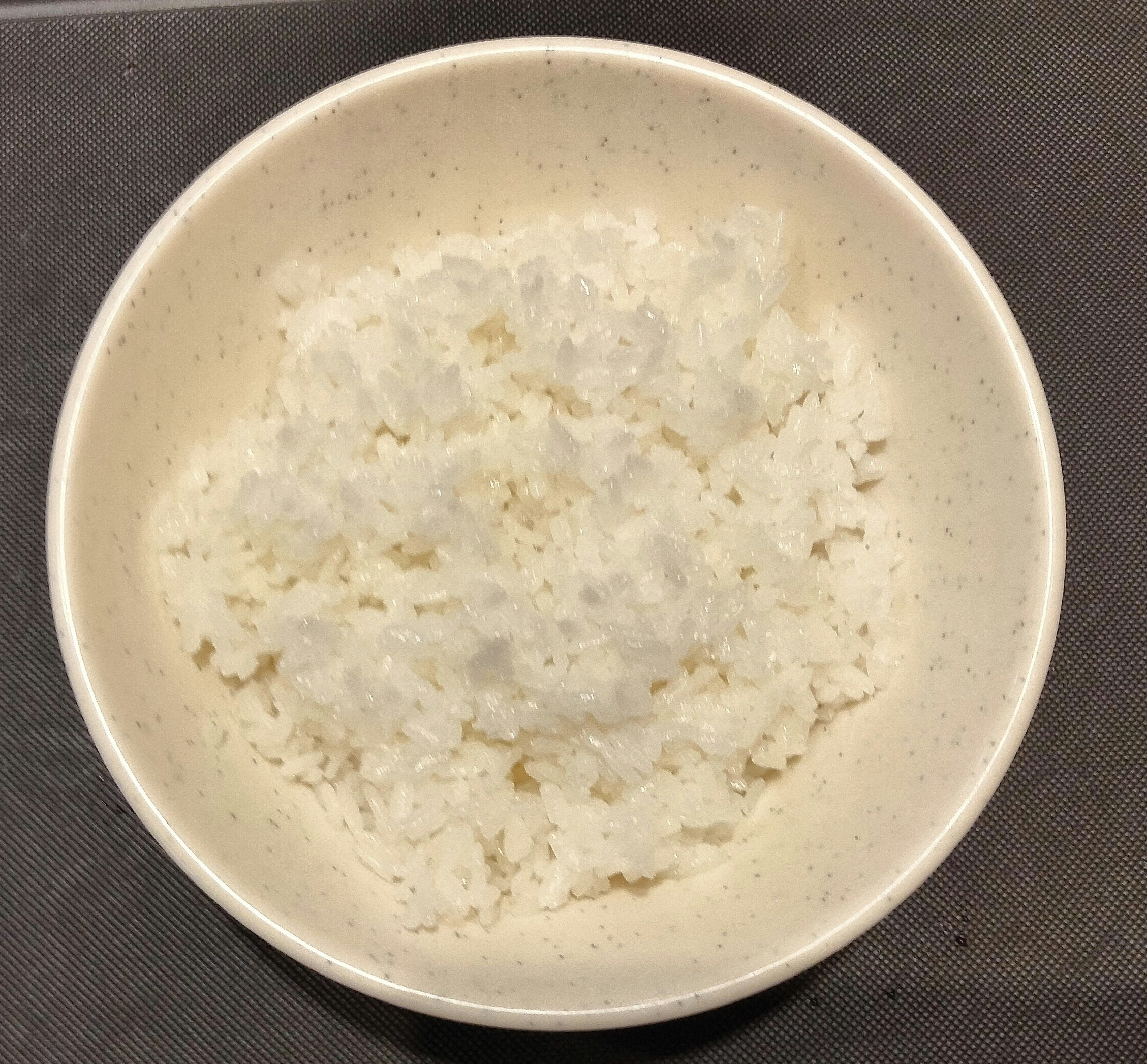 Tinh thể muối trong bát trắng
