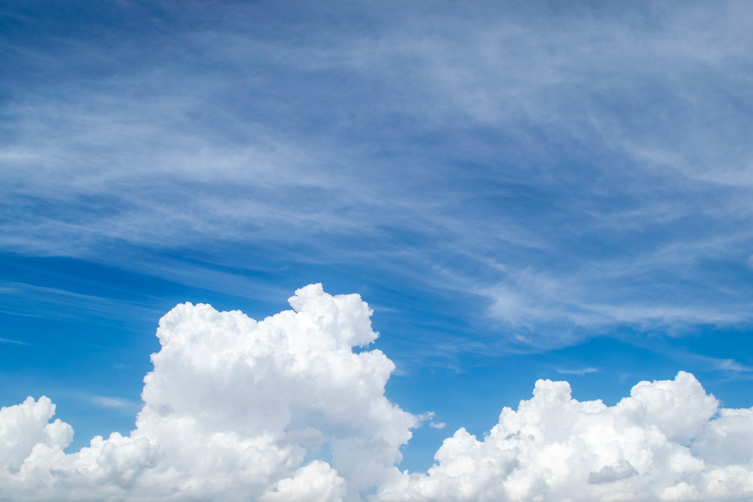 Une belle scène de nuages blancs flottant dans un ciel bleu