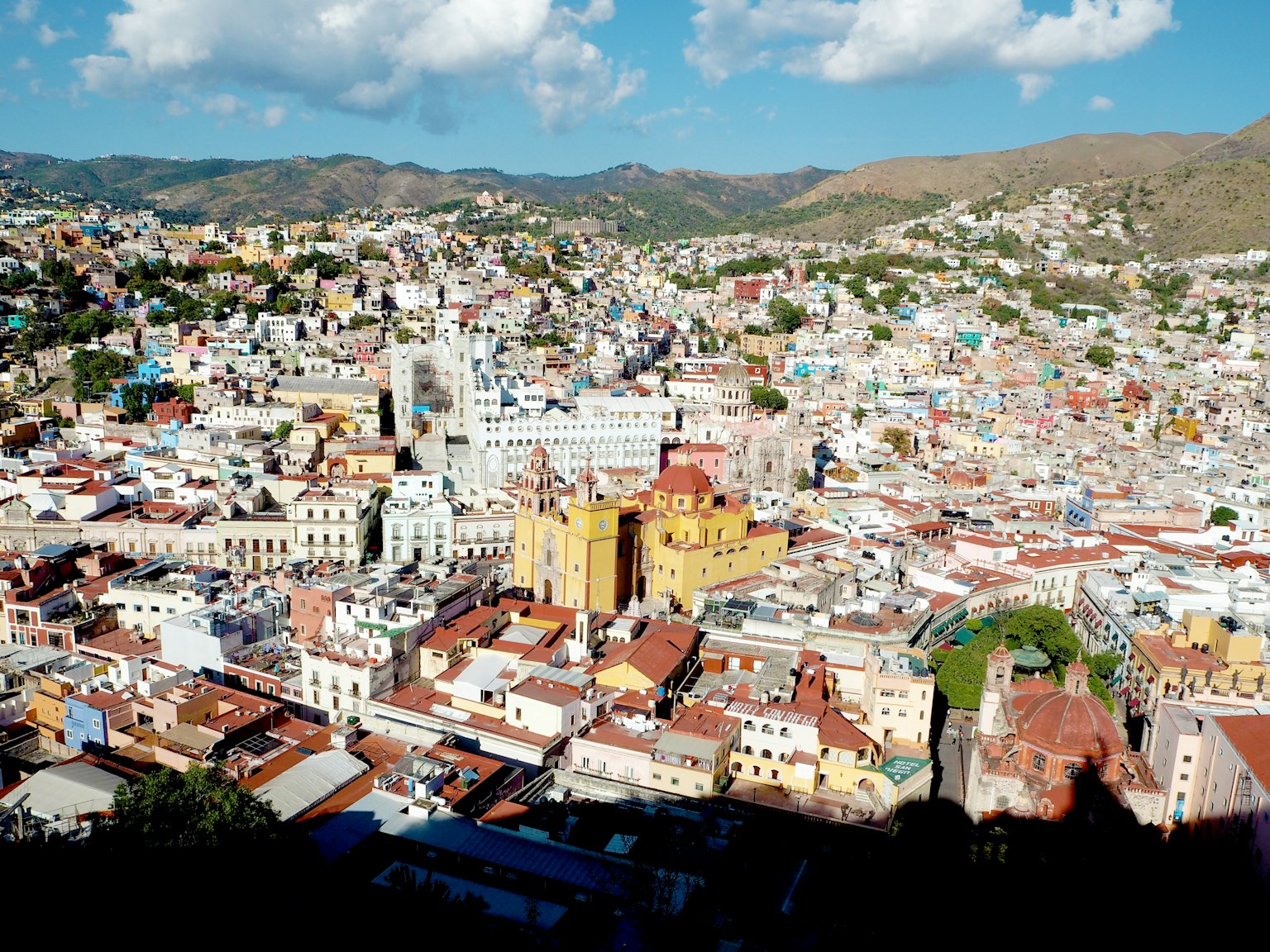 Vista panorámica de la ciudad de Guanajuato casas coloridas y edificios históricos