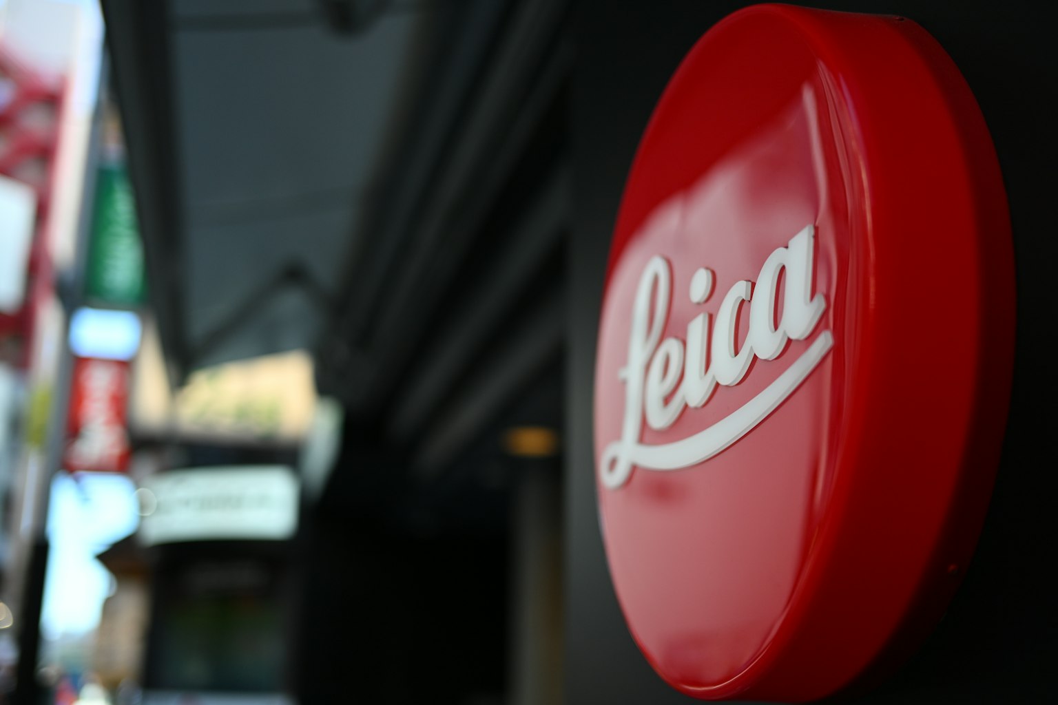 Logo rouge Leica sur une vitrine