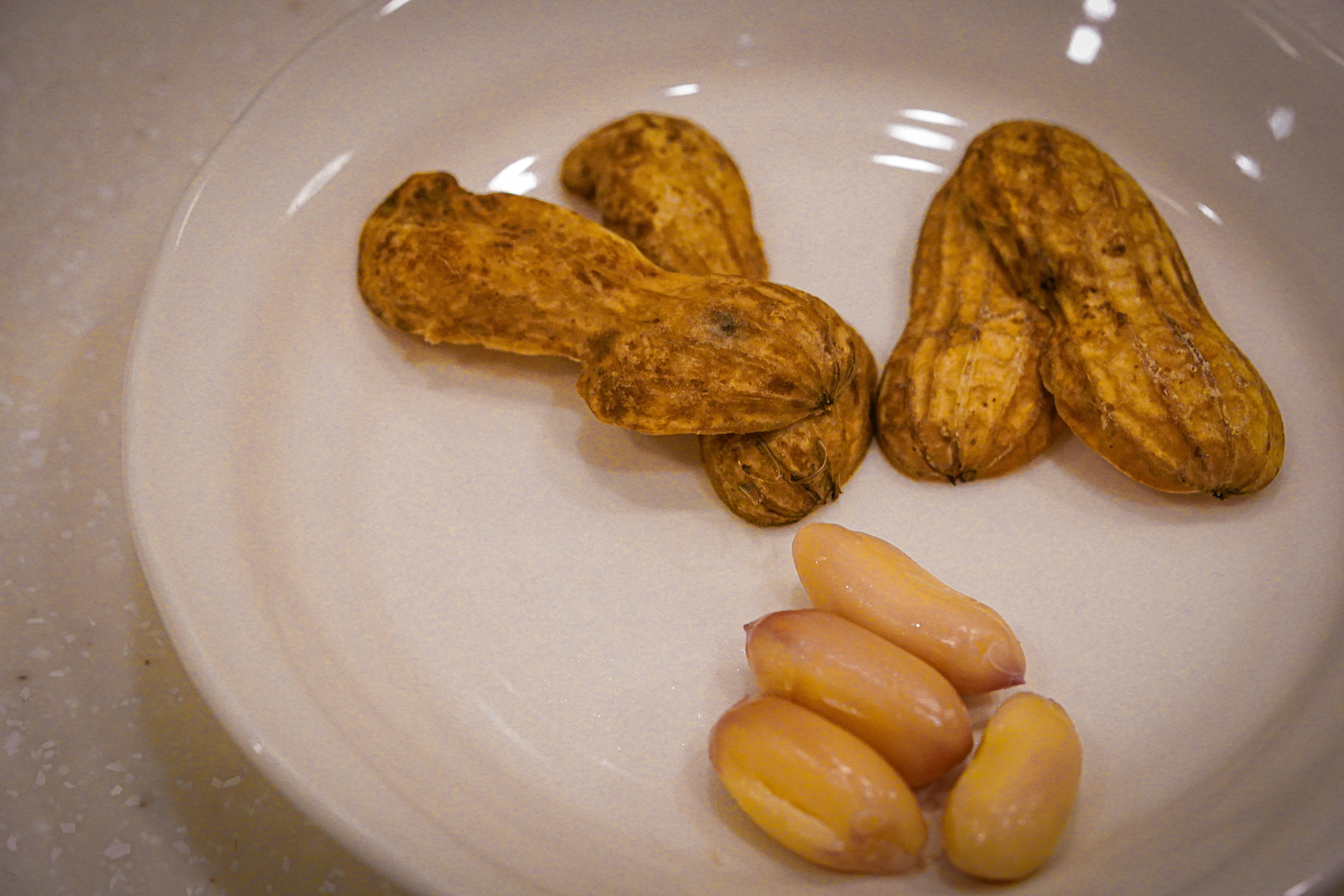盘子里的香肠和类似坚果的食材