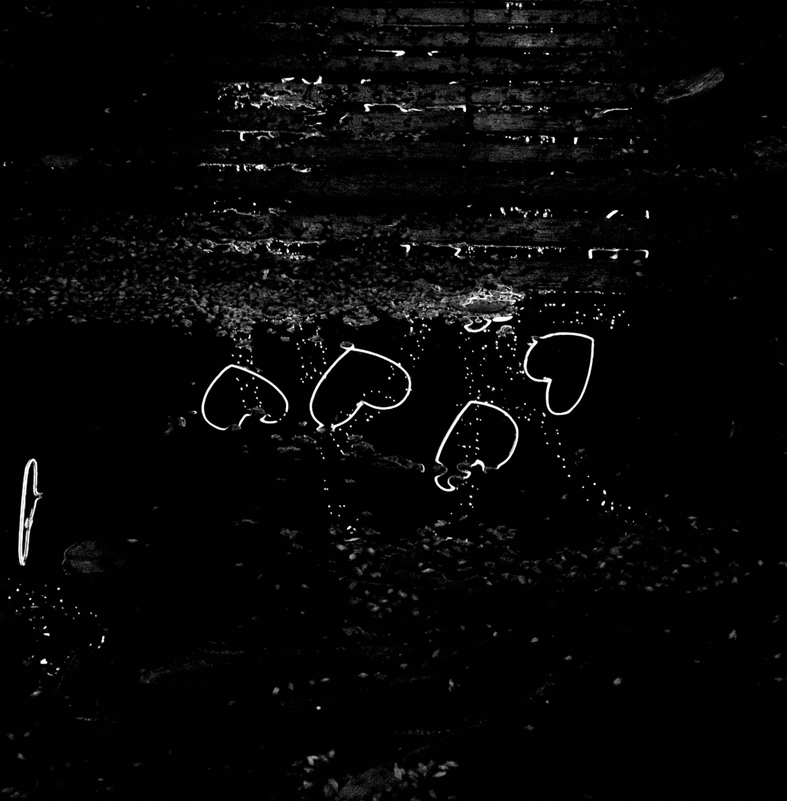 黒い背景に白いハートの形が描かれているアート作品