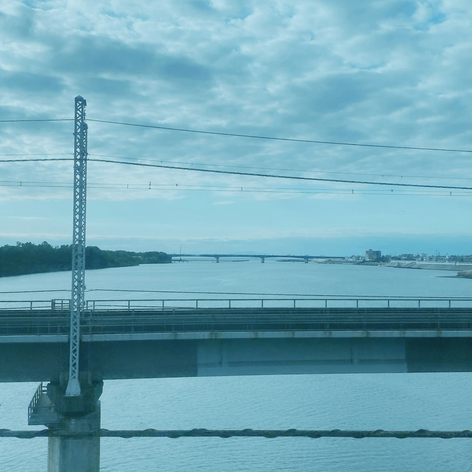 Vista di un ponte su un fiume sotto un cielo blu