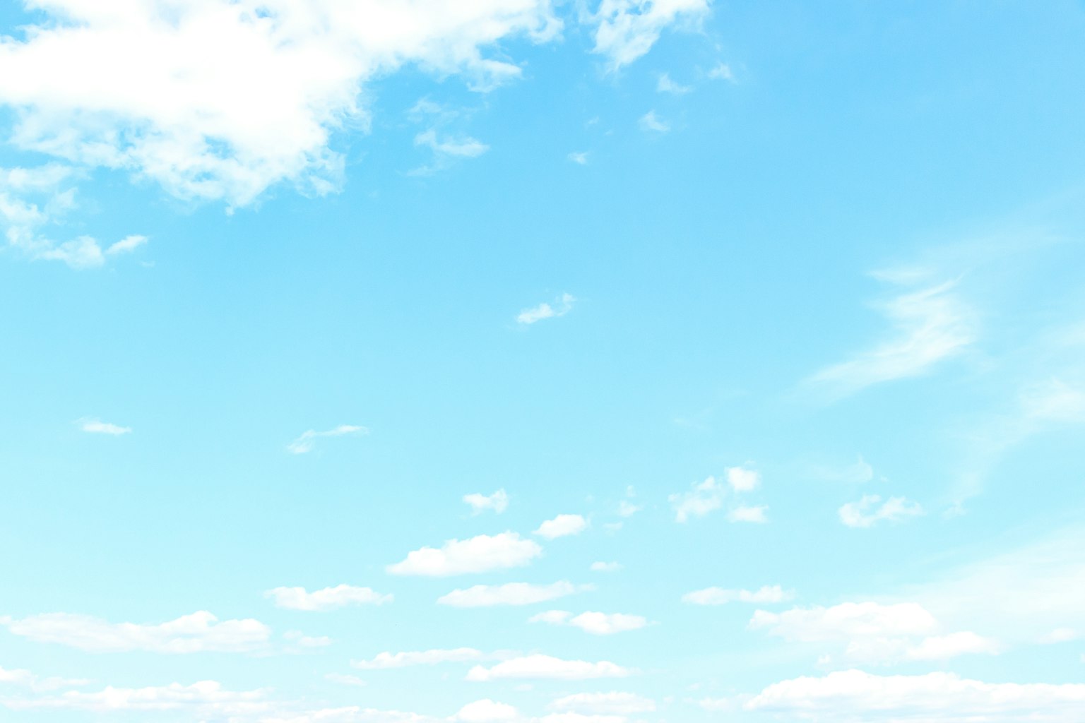 Langit biru cerah dengan awan putih berbulu