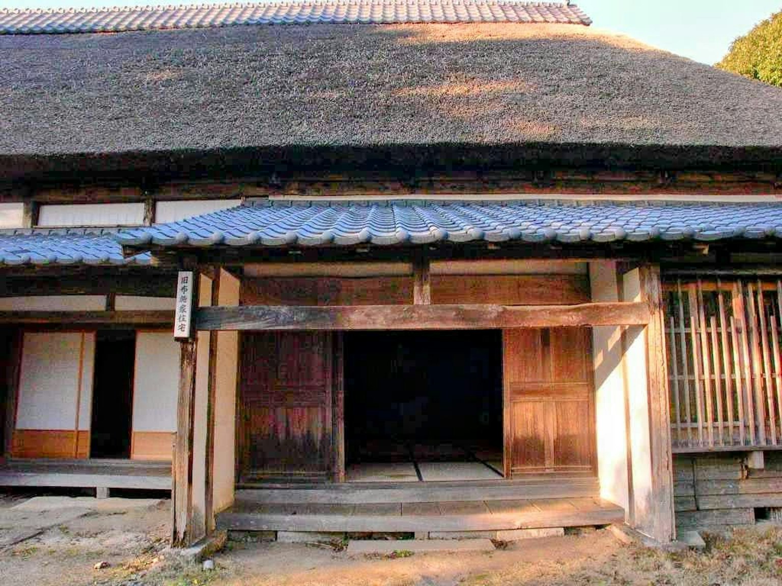 Eksterior rumah tradisional Jepang dengan atap jerami