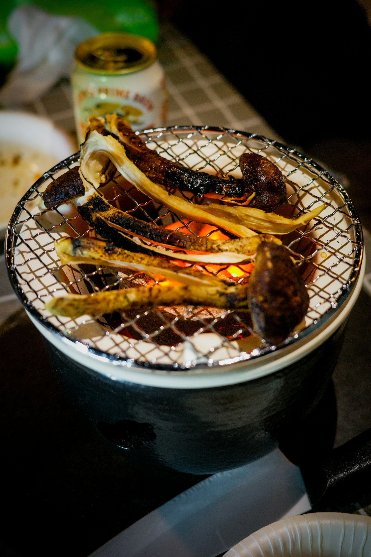炭火で焼かれた肉と野菜の串焼きがある写真