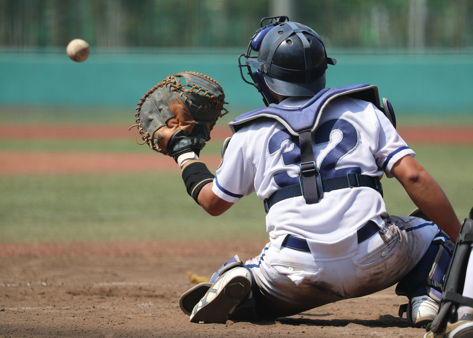 Un ricevitore di baseball che tenta di prendere una palla