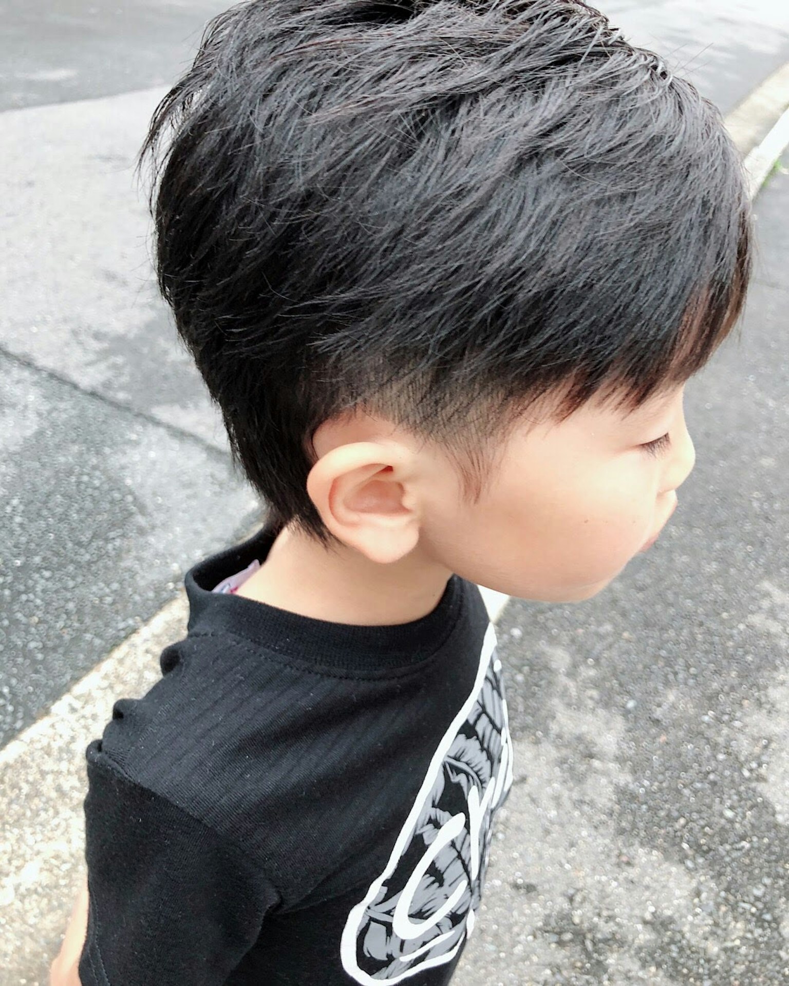 一個短髮男孩側身看