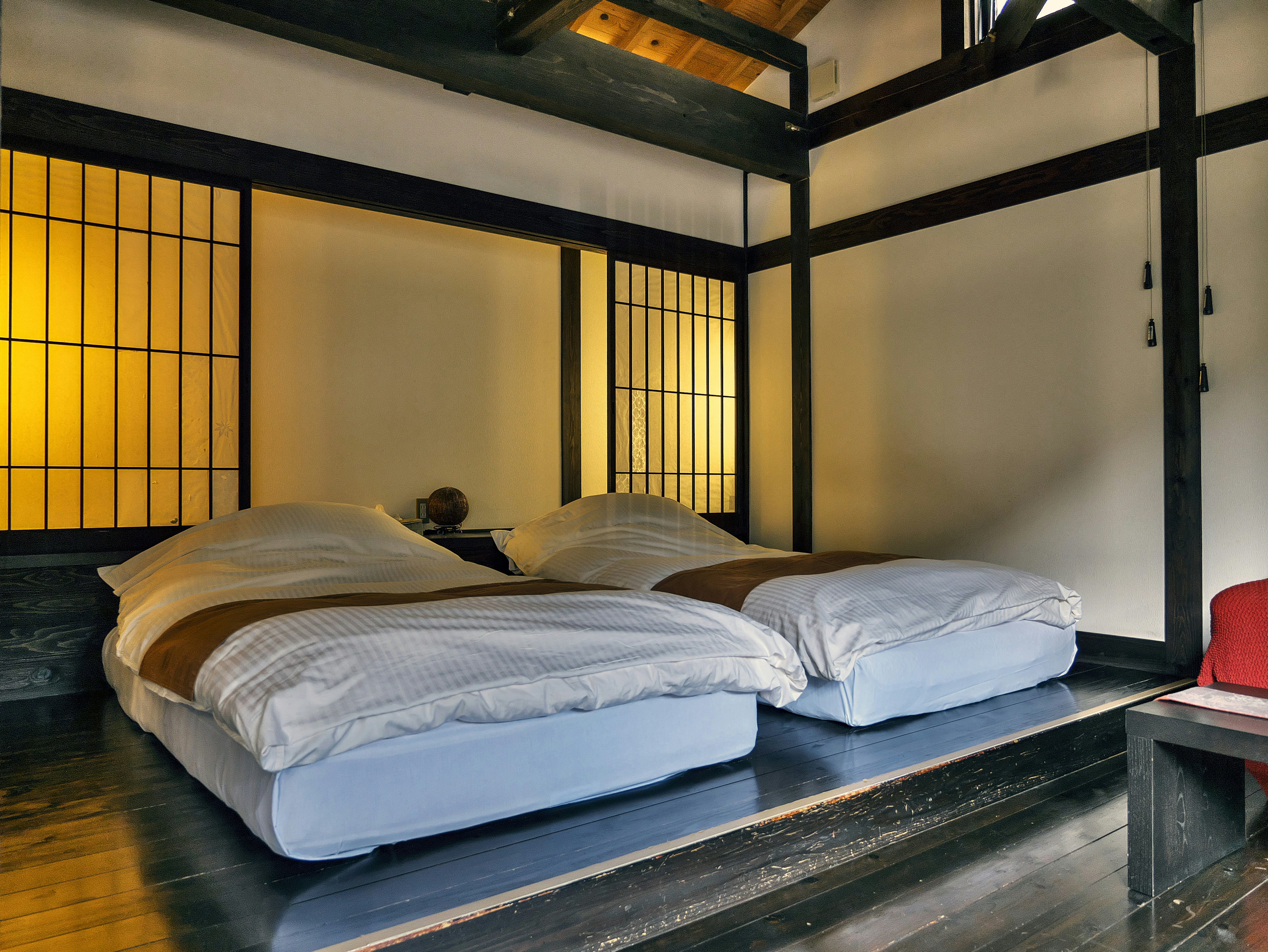 Chambre de style japonais avec futons et oreillers soigneusement disposés