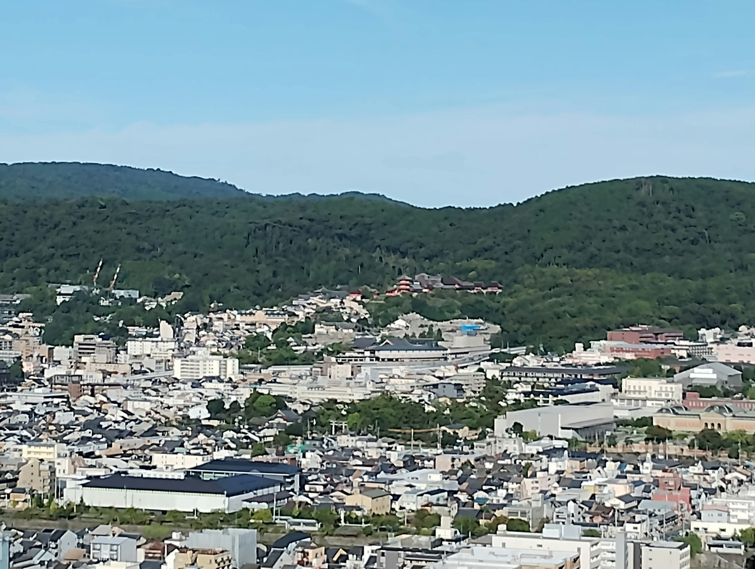 Vista panoramica del paesaggio urbano con colline verdi