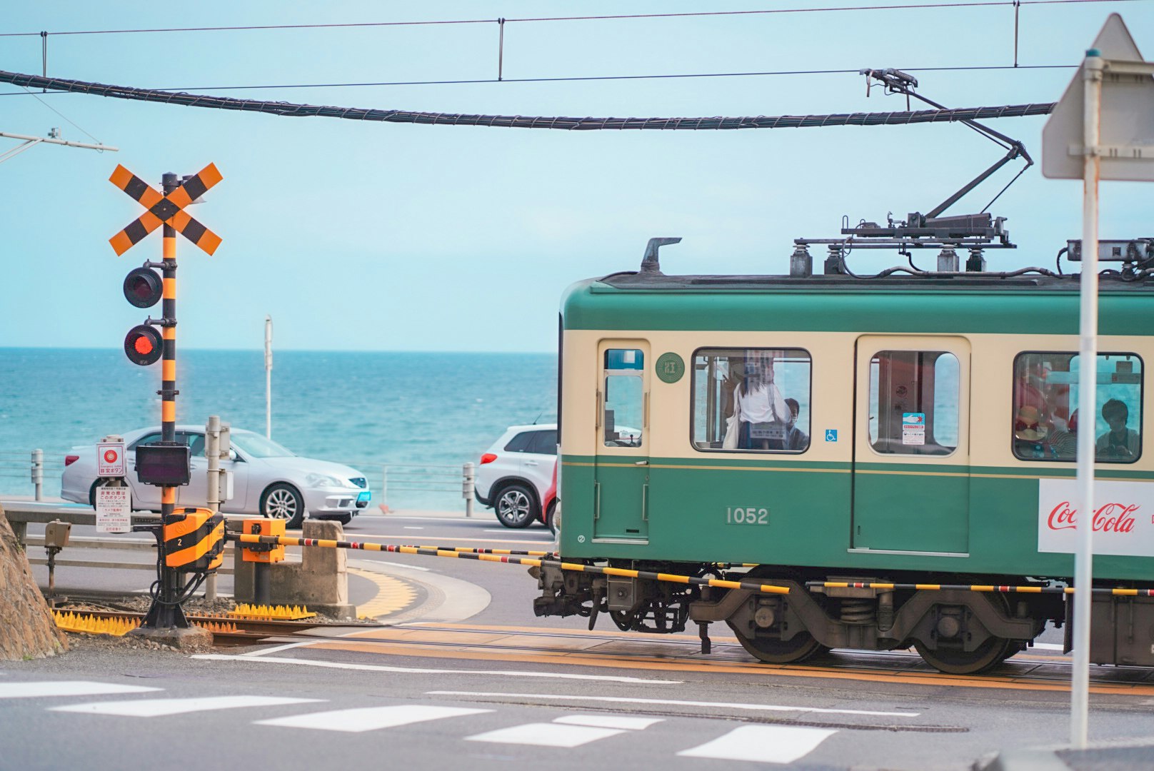 海邊道口旁的綠色列車