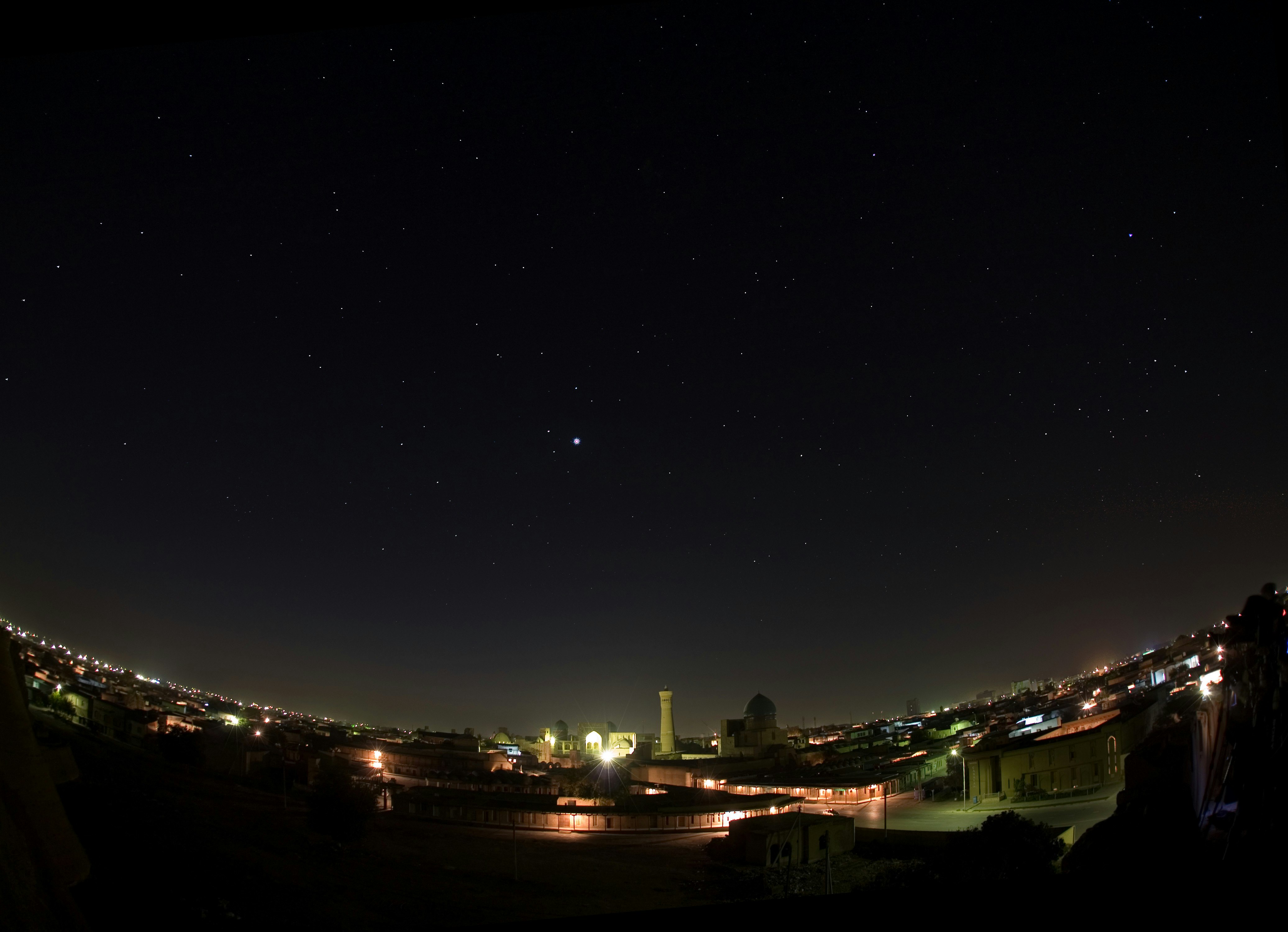 ウズベキスタンの夜空の下で川沿いに広がる夜景